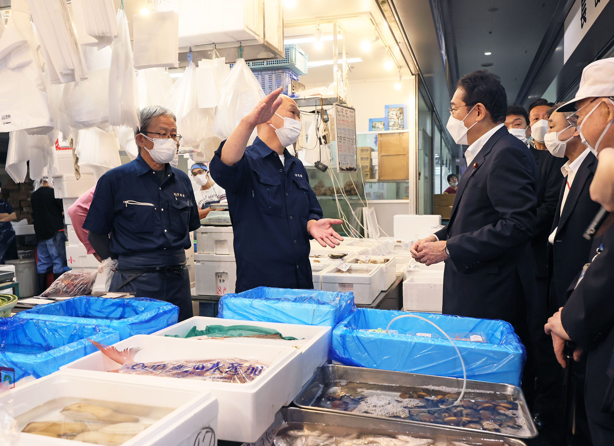 Prime Minister Kishida visiting Toyosu Market (6)