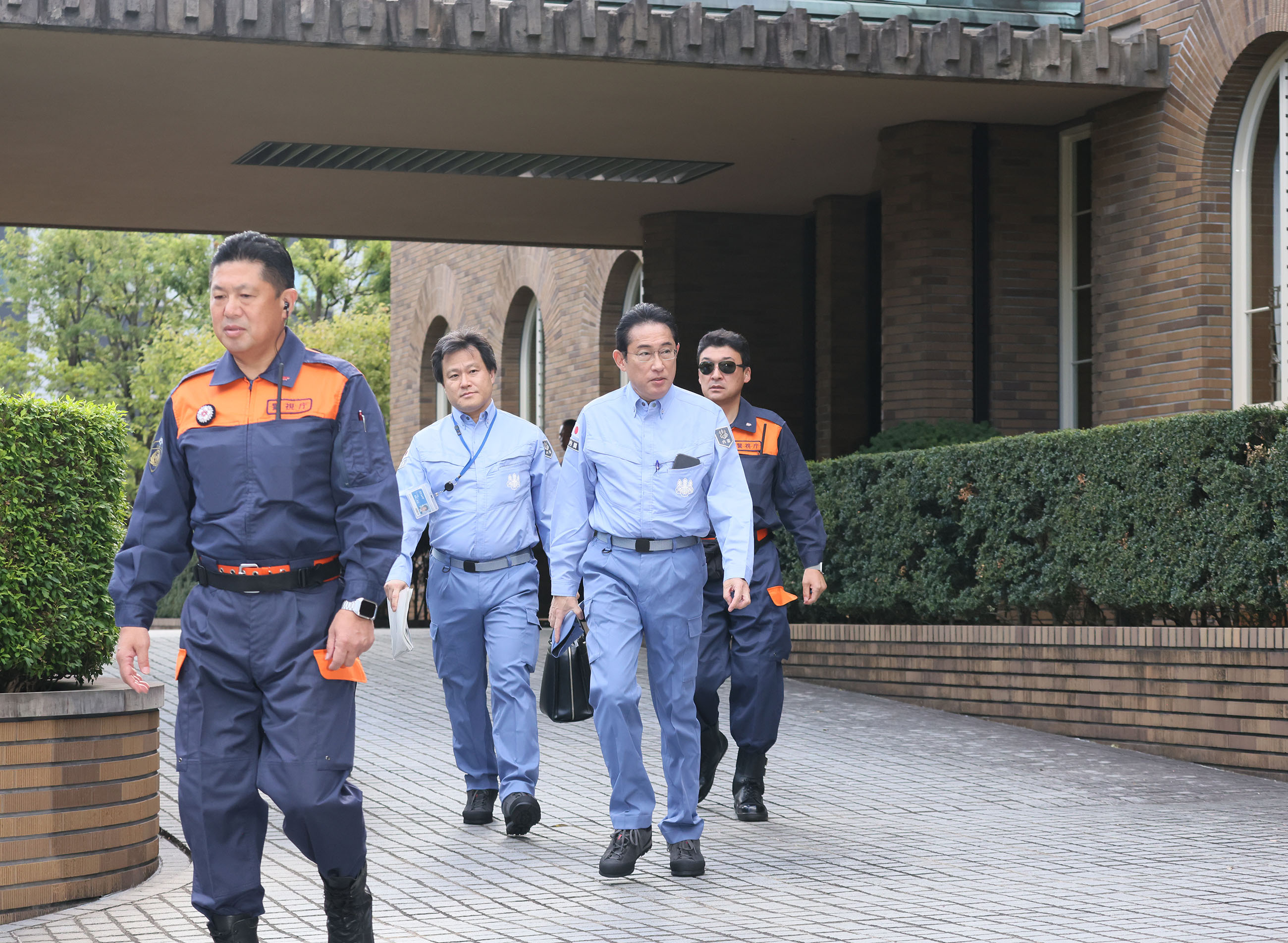Prime Minister Kishida walking to the assembling point (1)