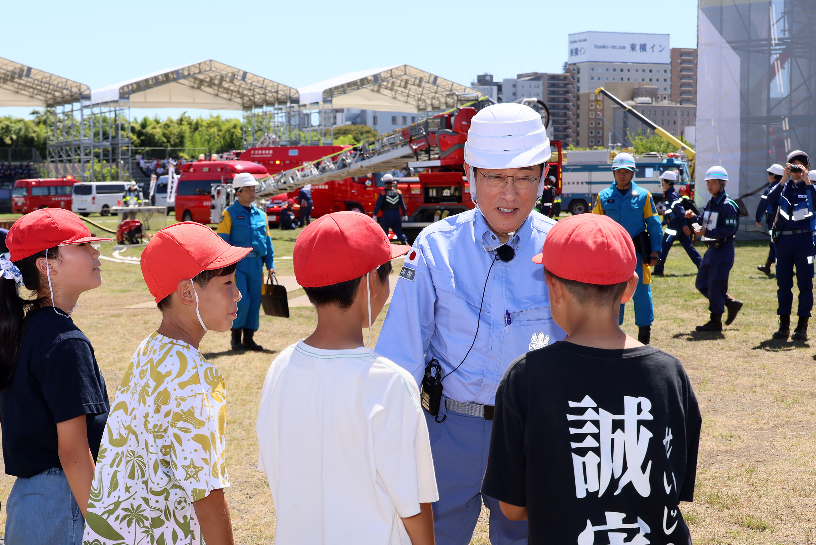 Prime Minister Kishida participating in a bucket brigade (3)