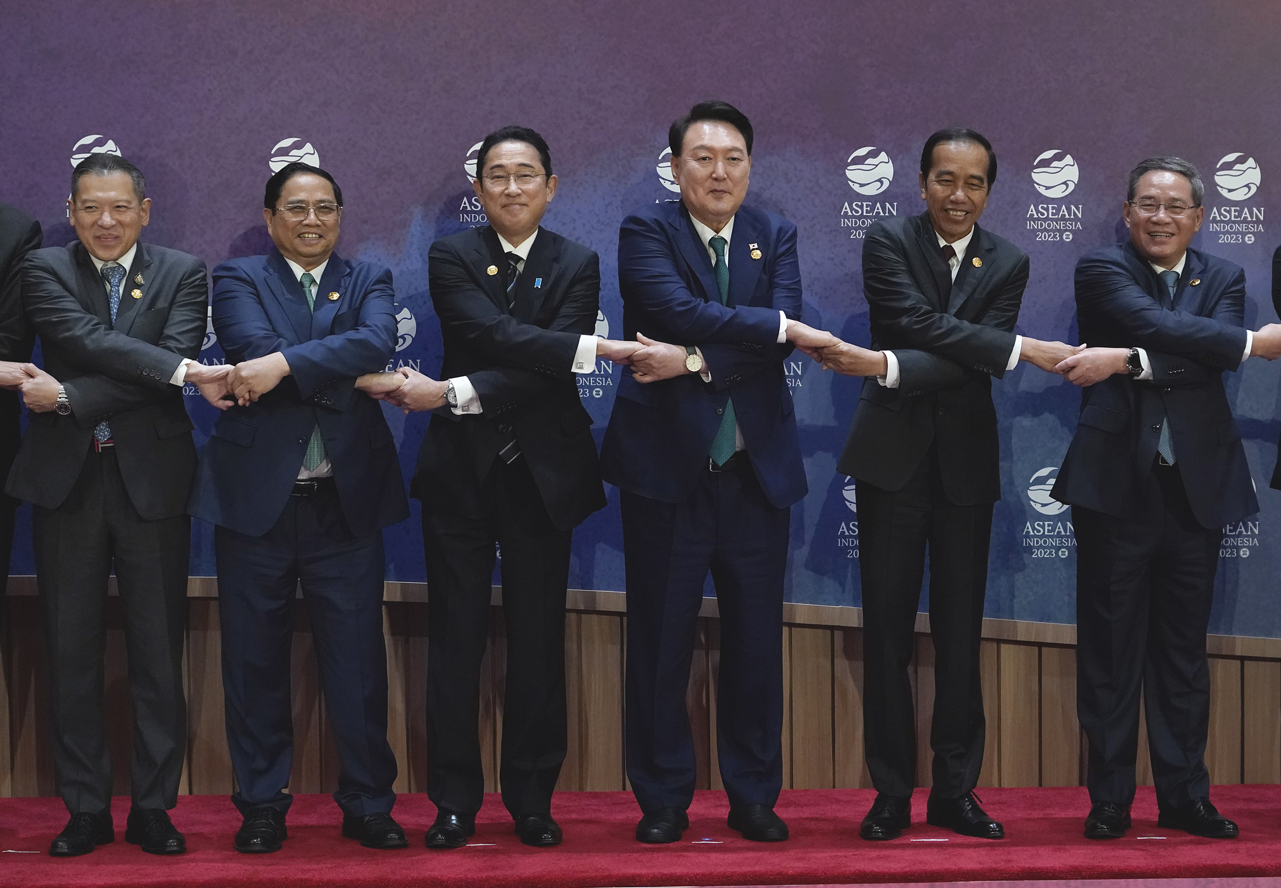 Photo session with ASEAN Plus Three leaders (2)