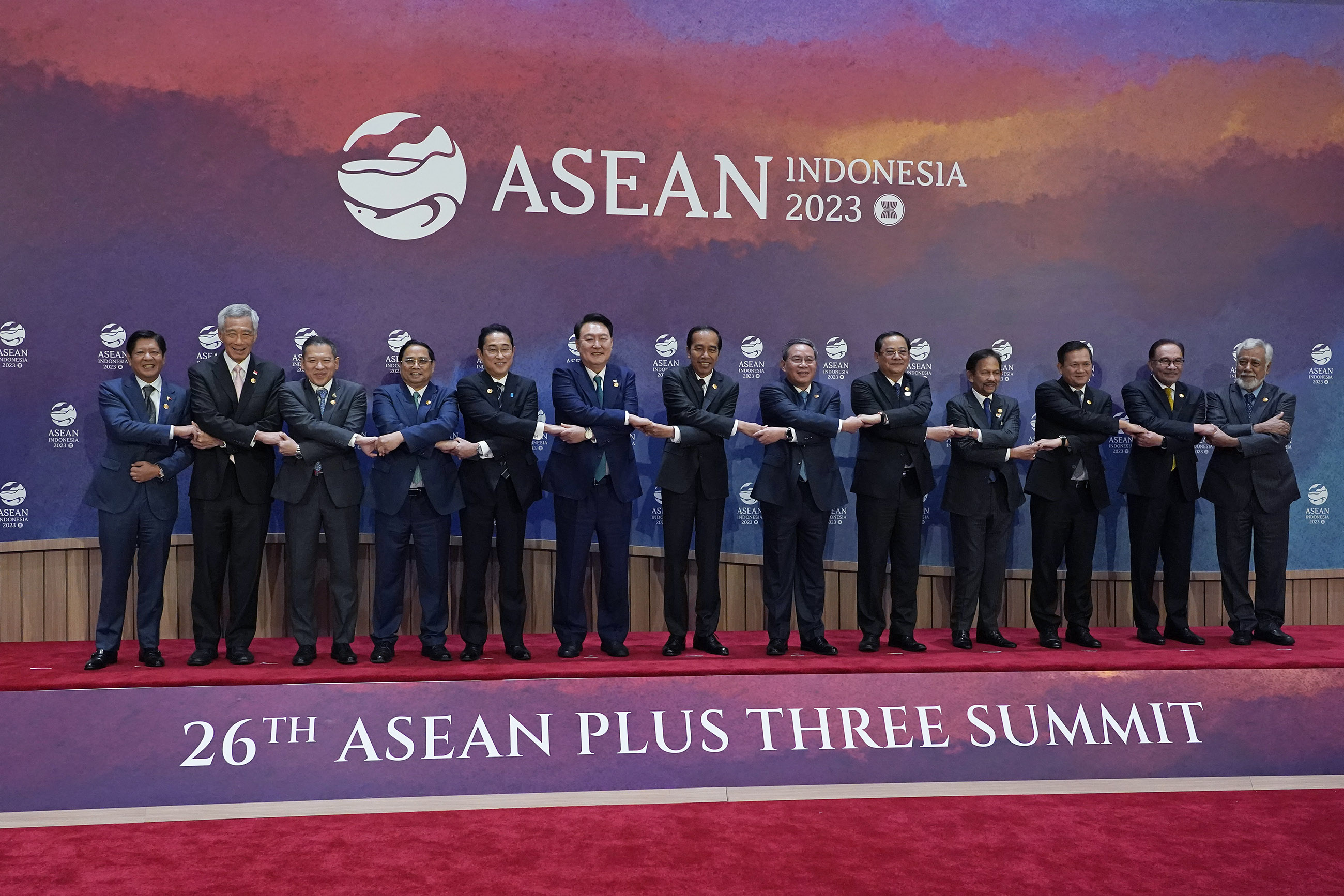 Photo session with ASEAN Plus Three leaders (3)