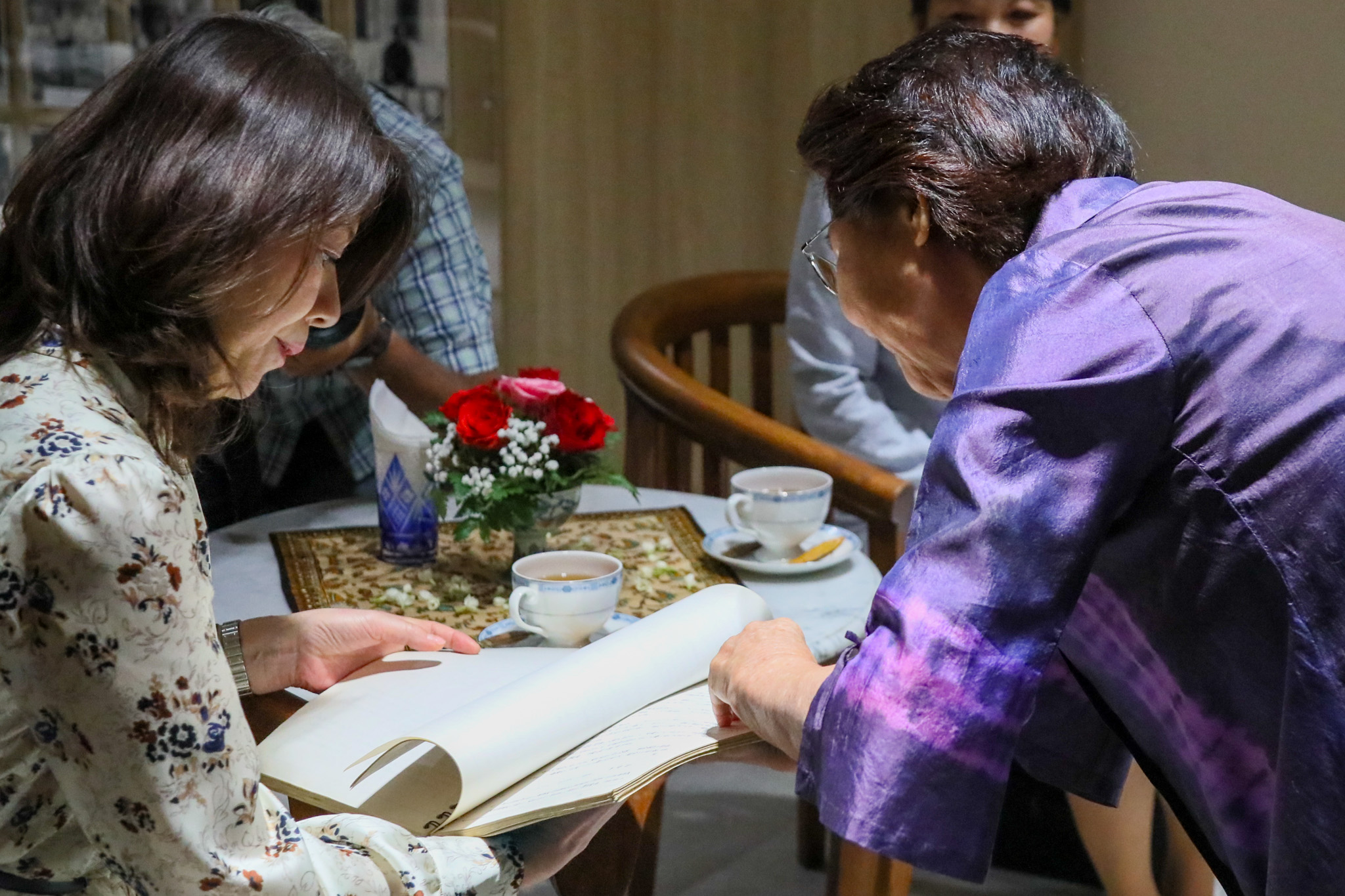 Mrs. Kishida visiting the History Gallery of Former Japanese Soldiers (2)