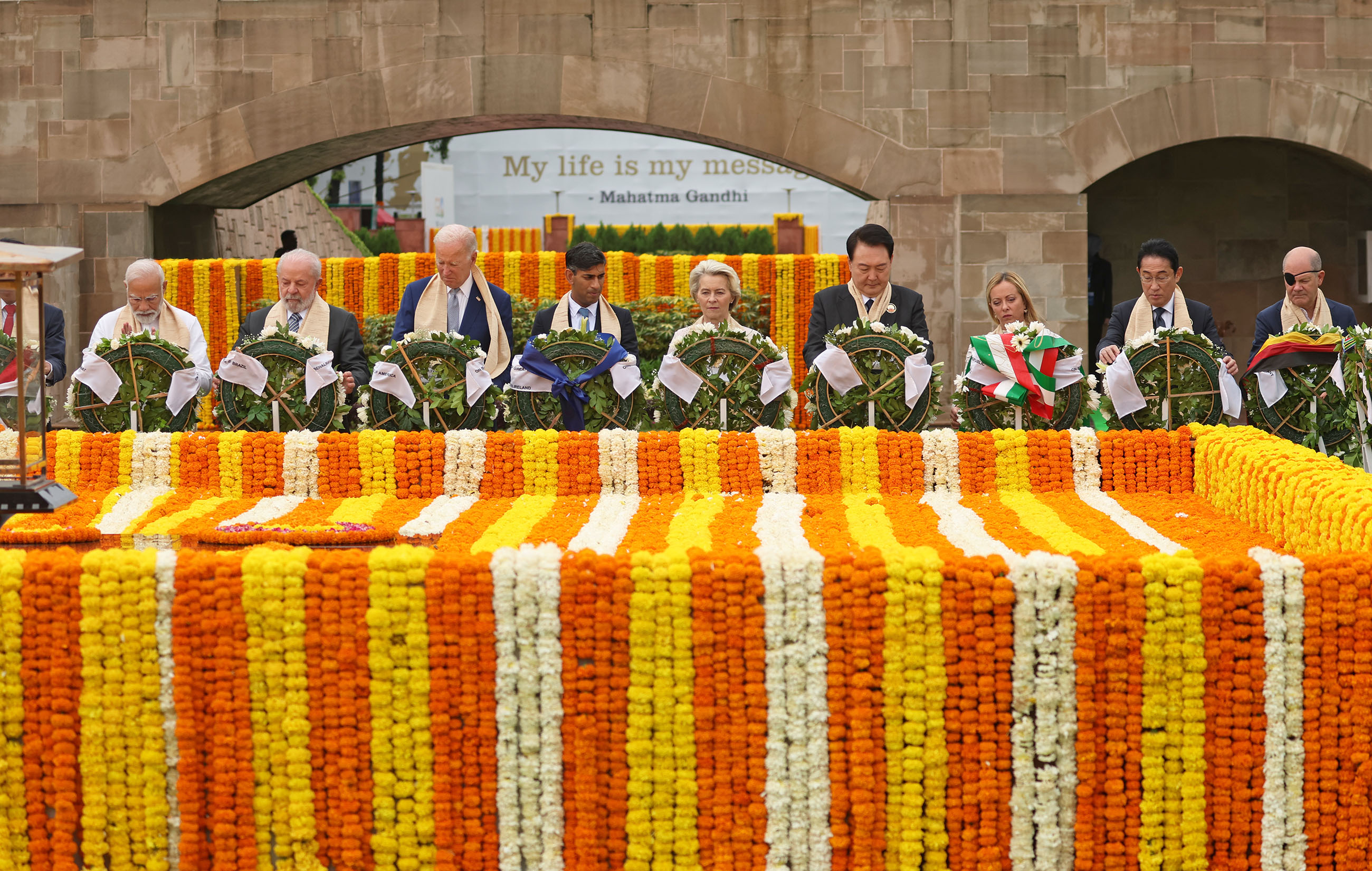 Prime Minister Kishida paying a floral tribute at Rajghat (1)