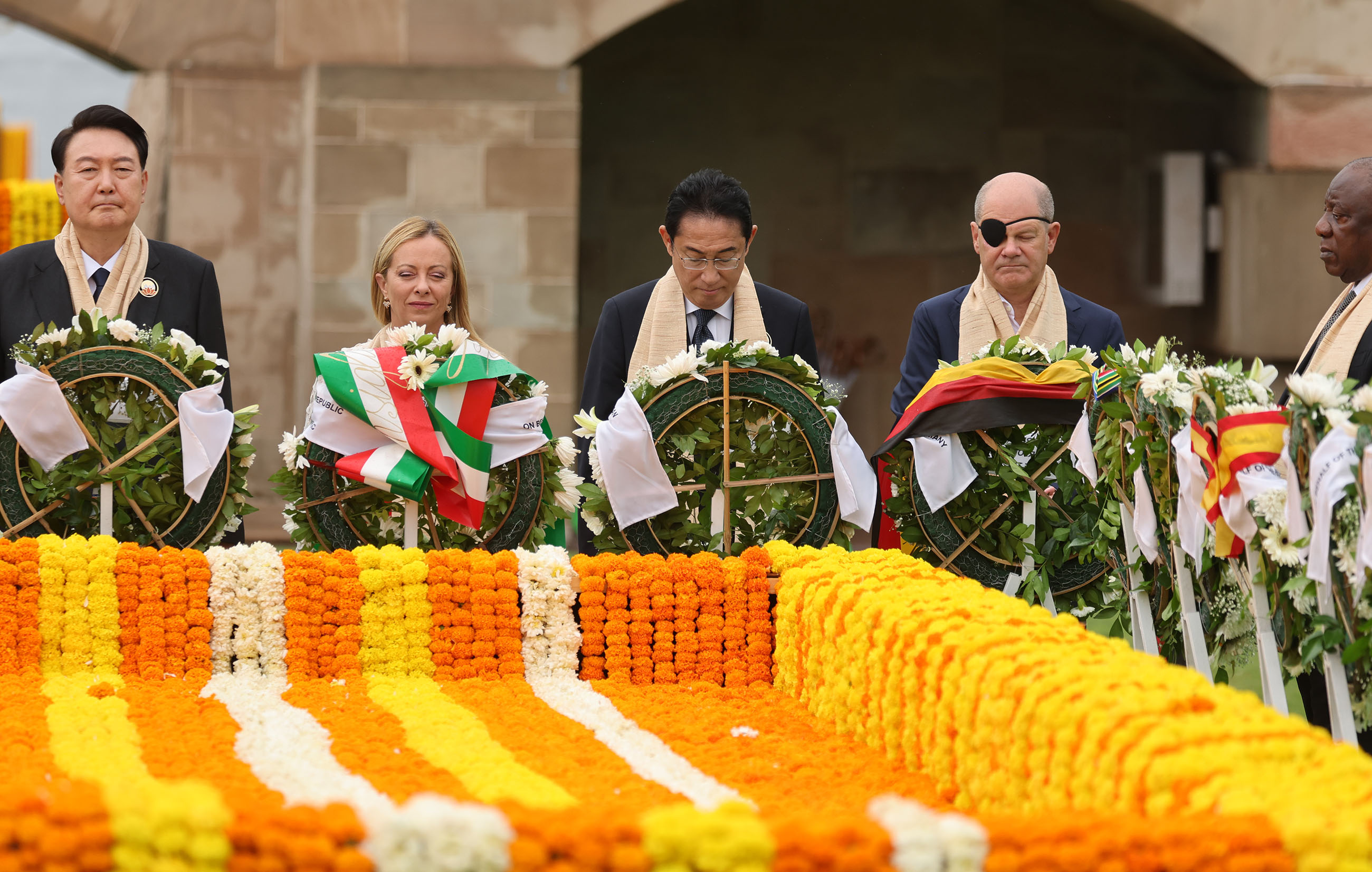 Prime Minister Kishida paying a floral tribute at Rajghat (2)