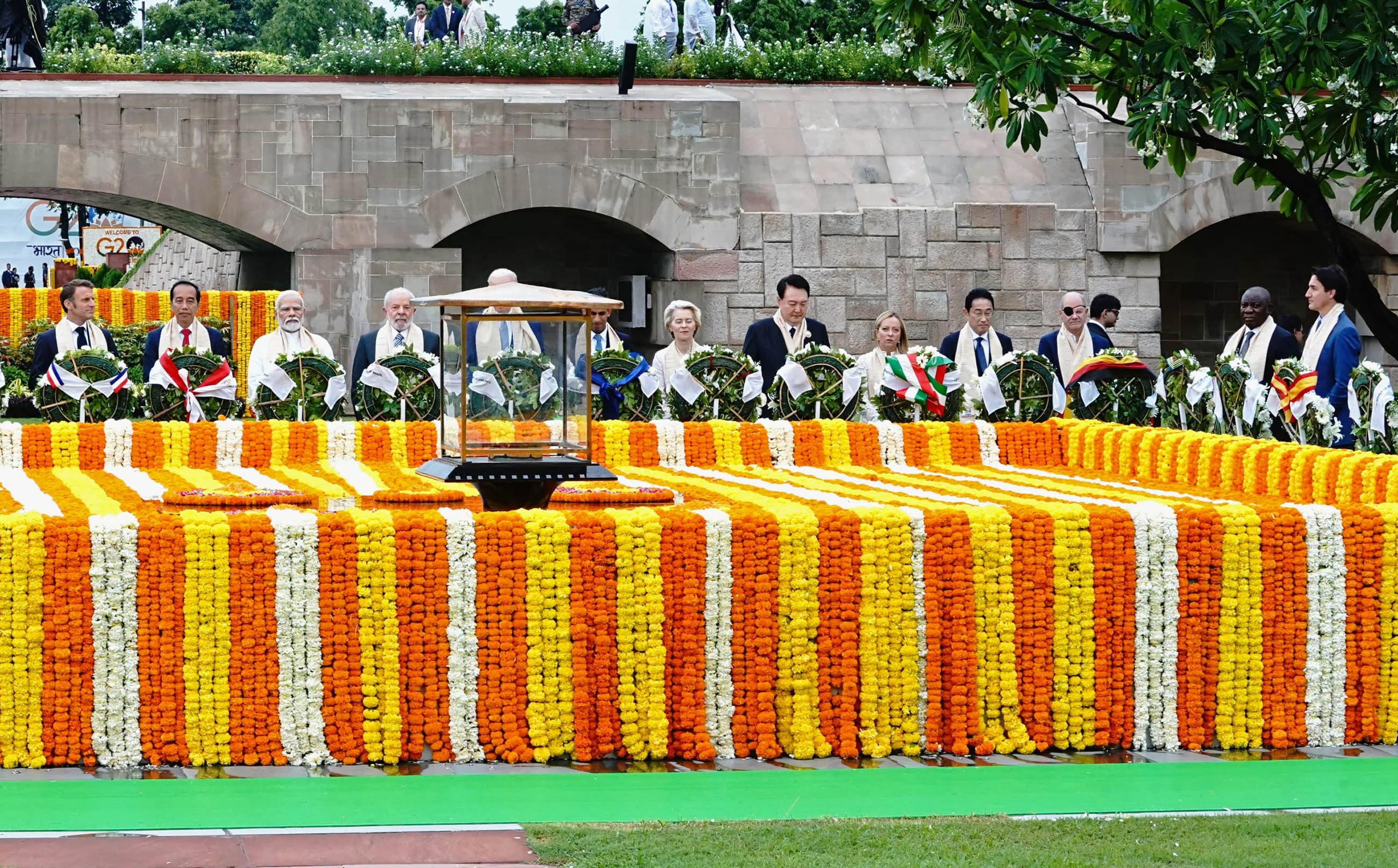 Prime Minister Kishida paying a floral tribute at Rajghat (3) (Photo: G20 India)