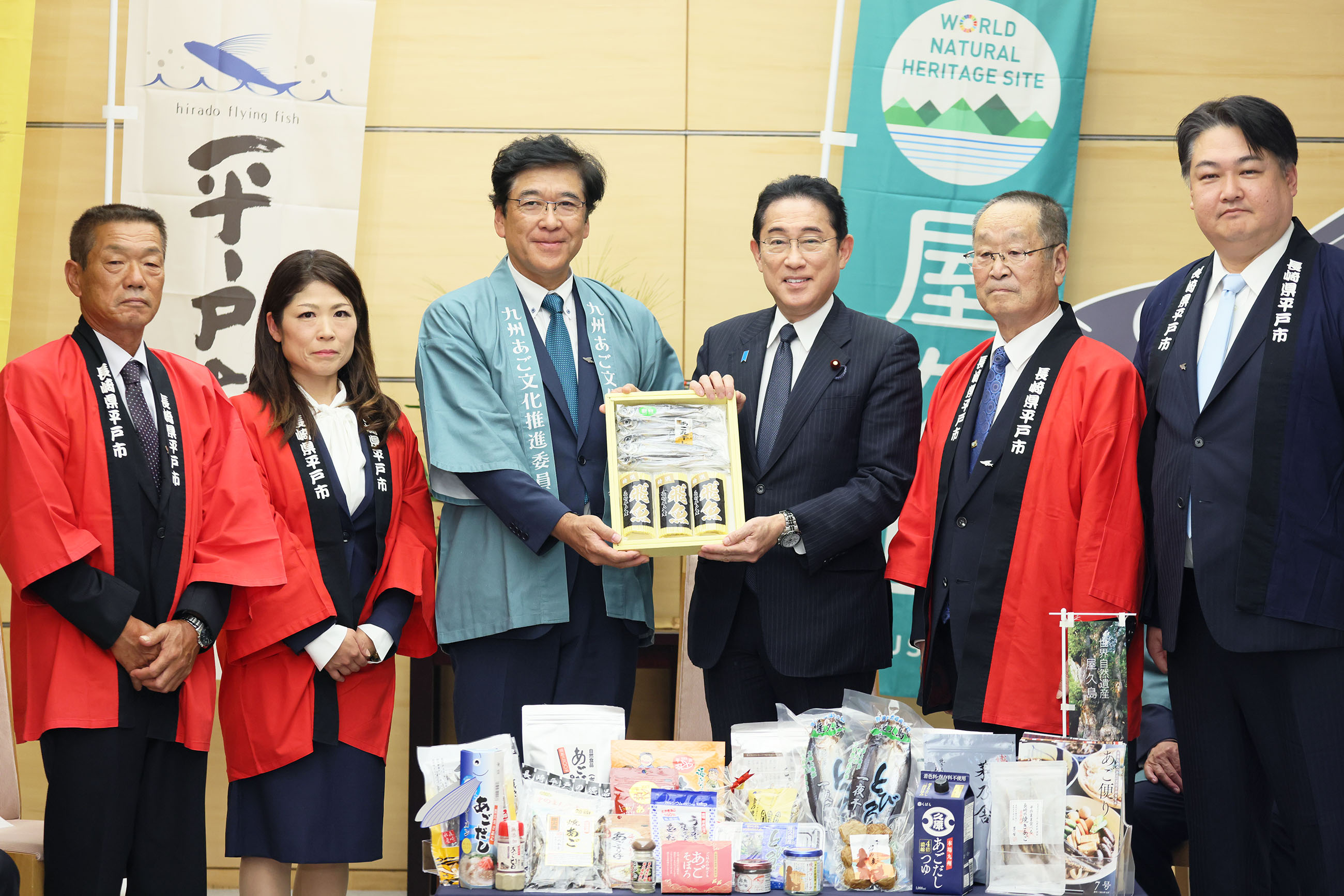 Prime Minister Kishida being presented with Ago products (2)