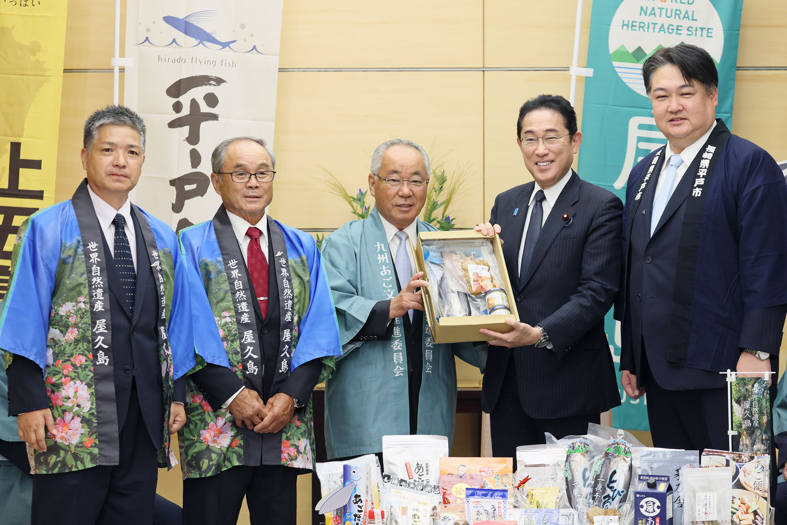 Prime Minister Kishida being presented with Ago products (3)