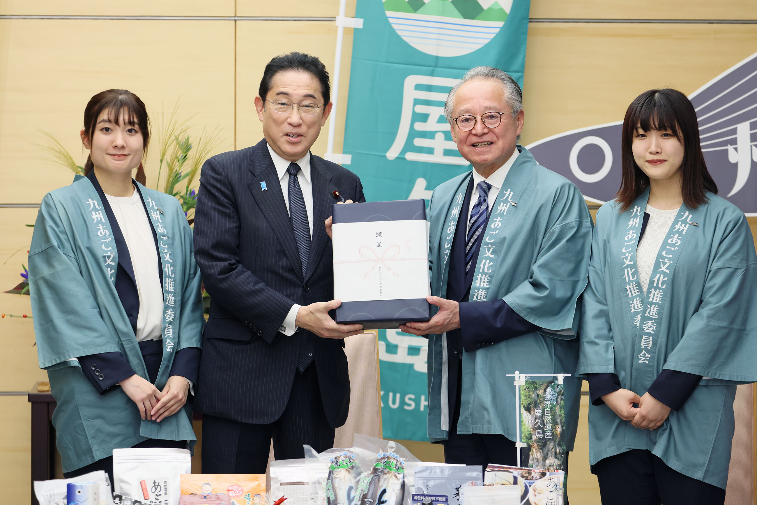 Prime Minister Kishida being presented with Ago products (4)