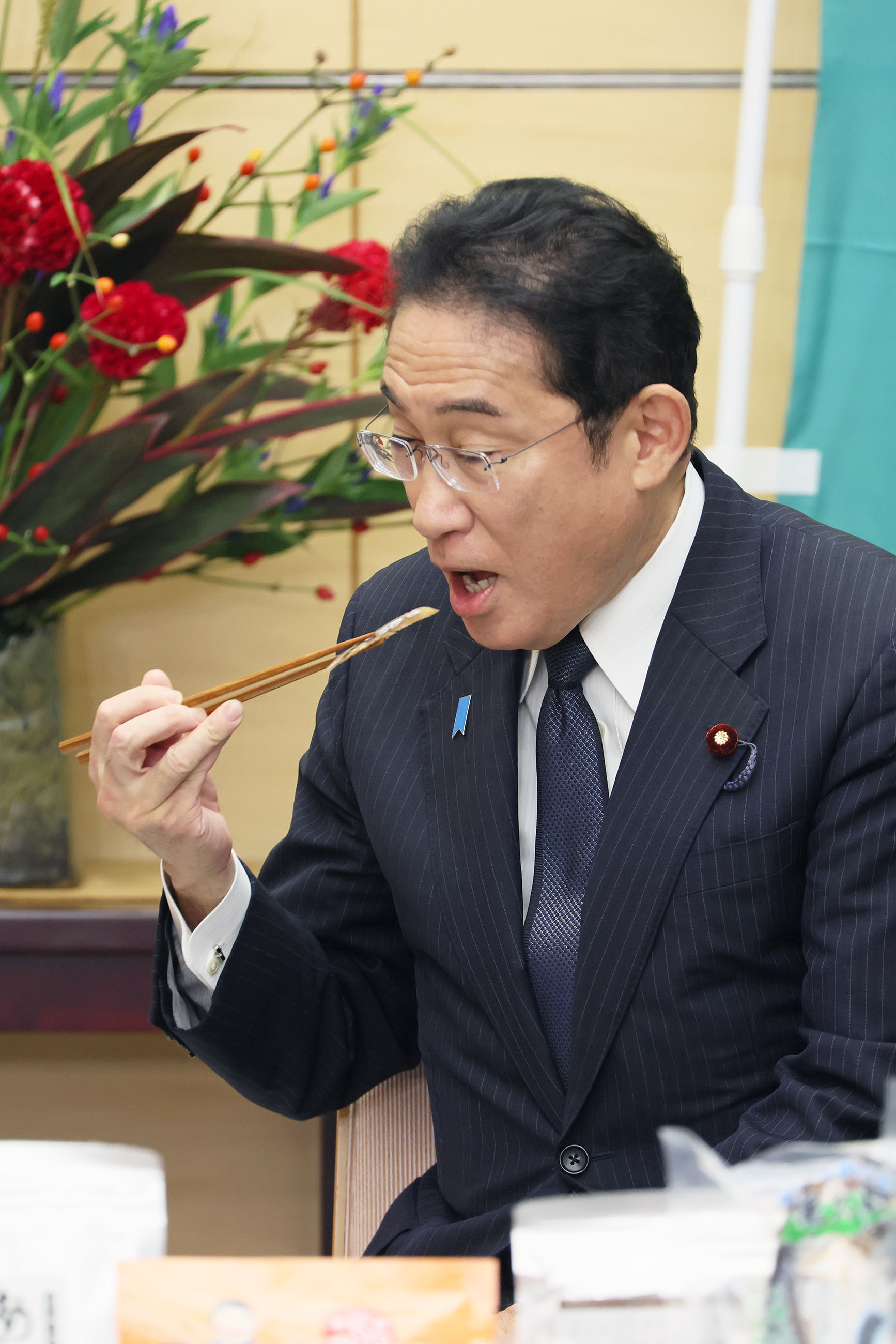 Prime Minister Kishida being presented with Ago products (5)