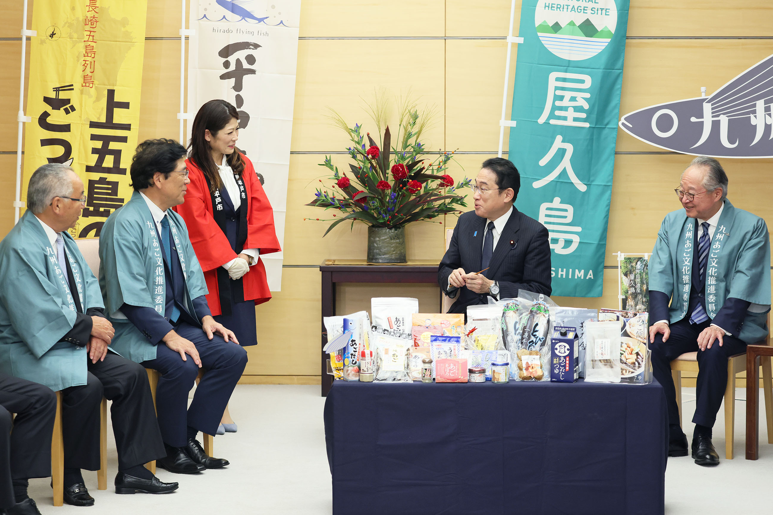 Prime Minister Kishida being presented with Ago products (6)