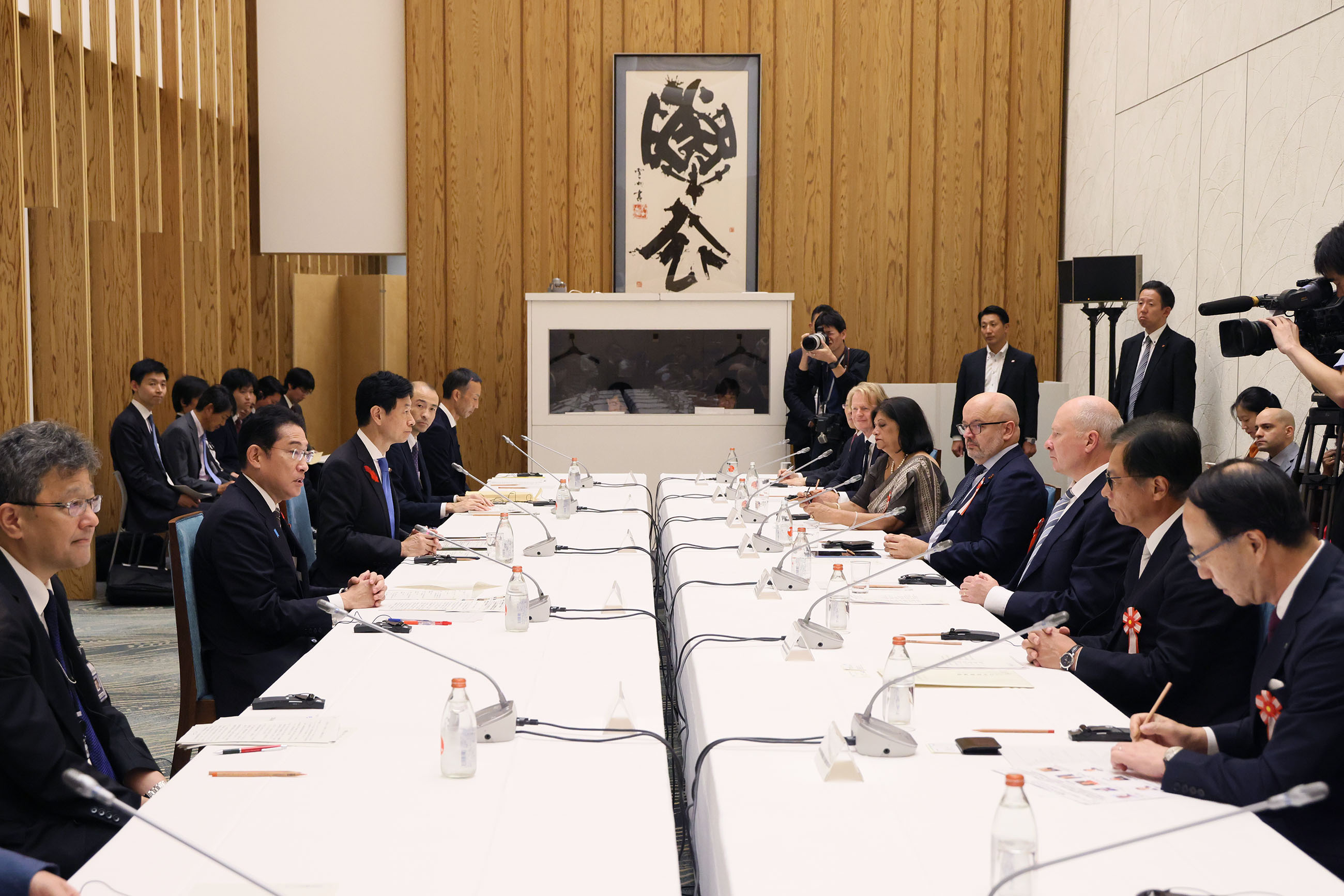 Prime Minister Kishida participating in the roundtable (3)