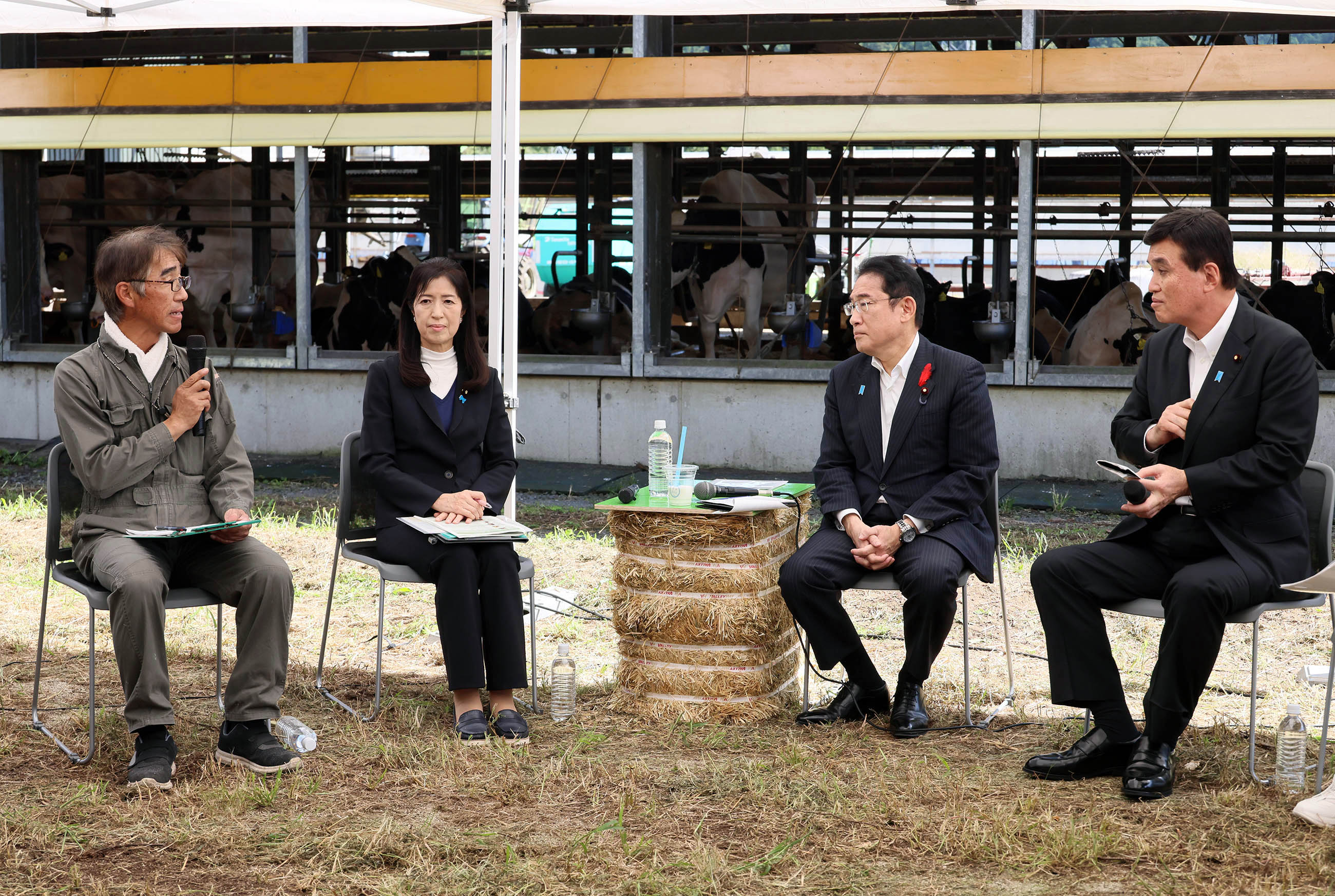 Prime Minister Kishida listening to participants at the small group talk (2)
