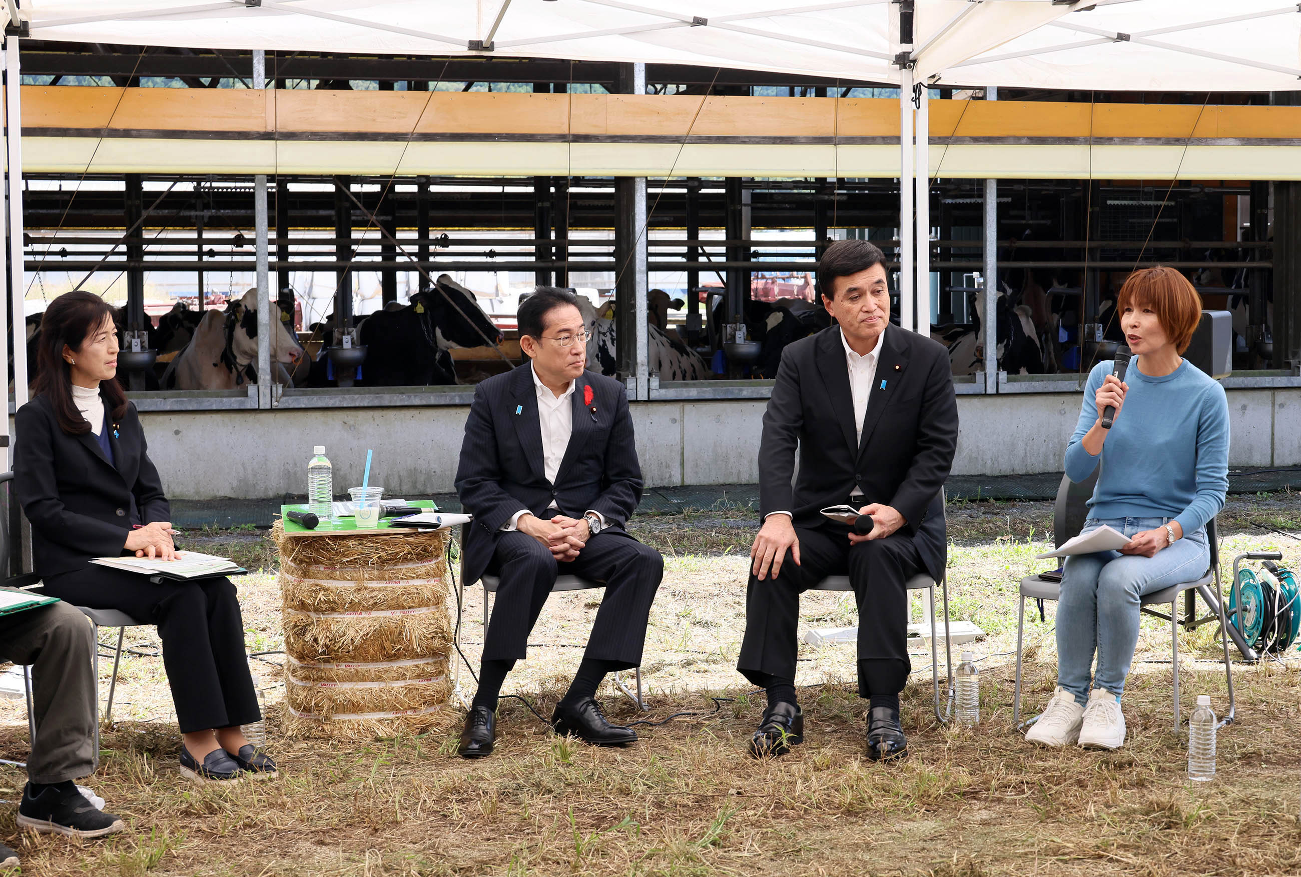 Prime Minister Kishida listening to participants at the small group talk (3)