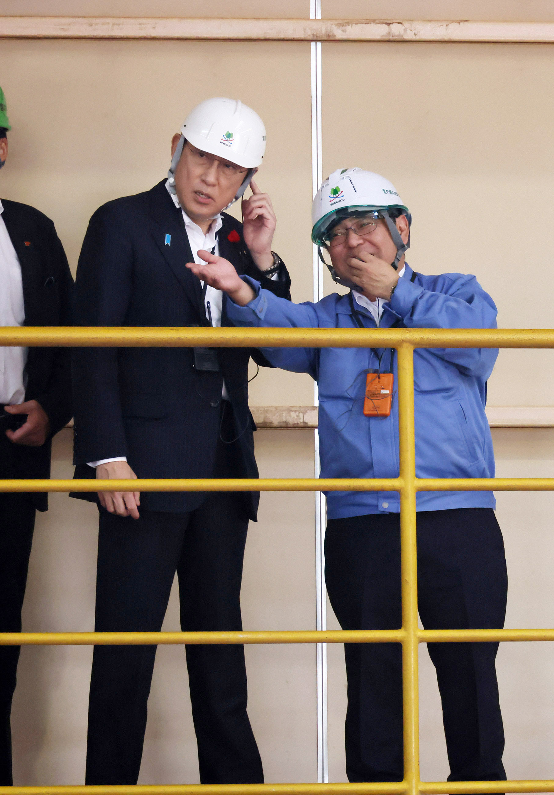 Prime Minister Kishida visiting a sawmill factory (1)