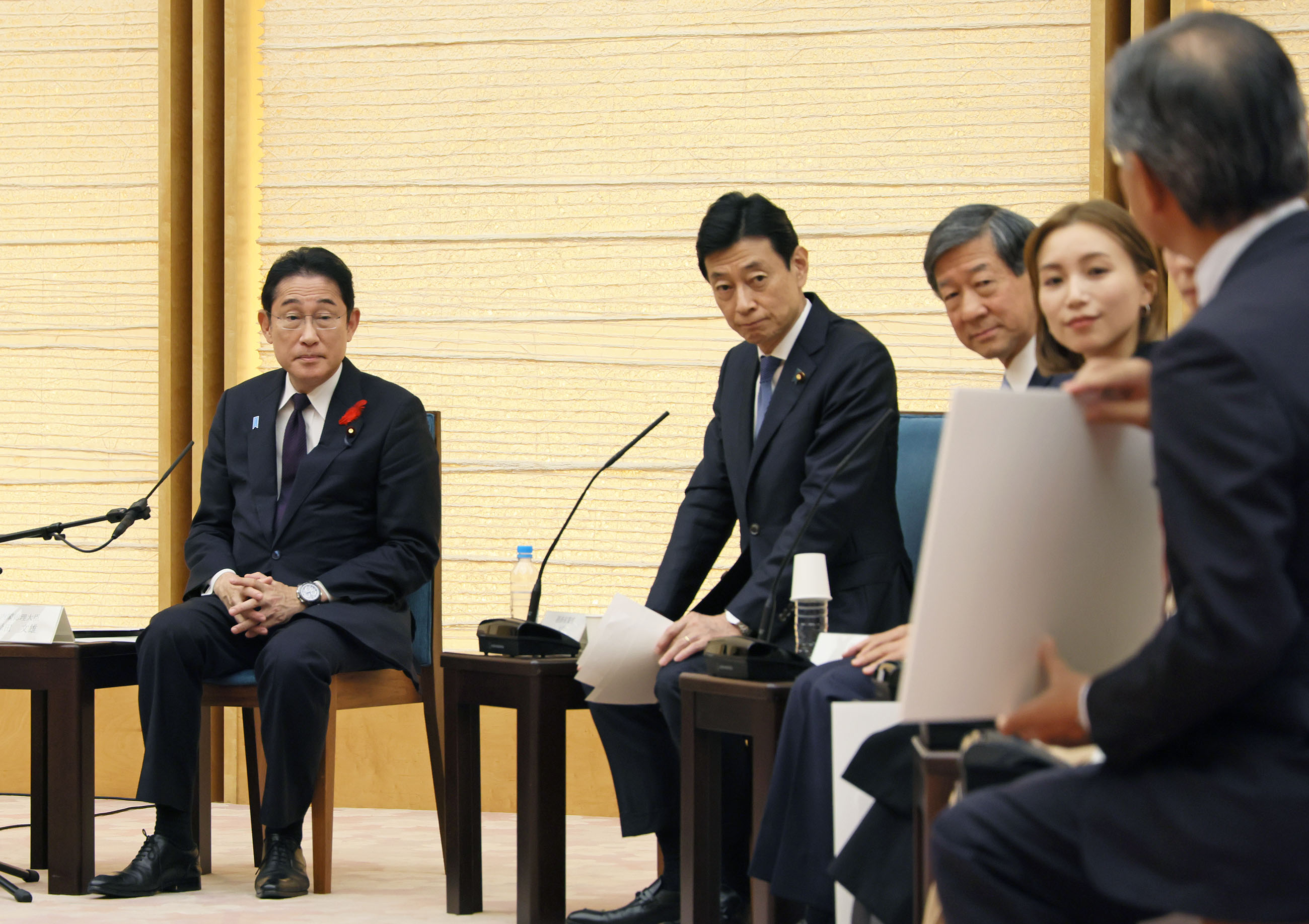 Prime Minister Kishida listening to participants (1)
