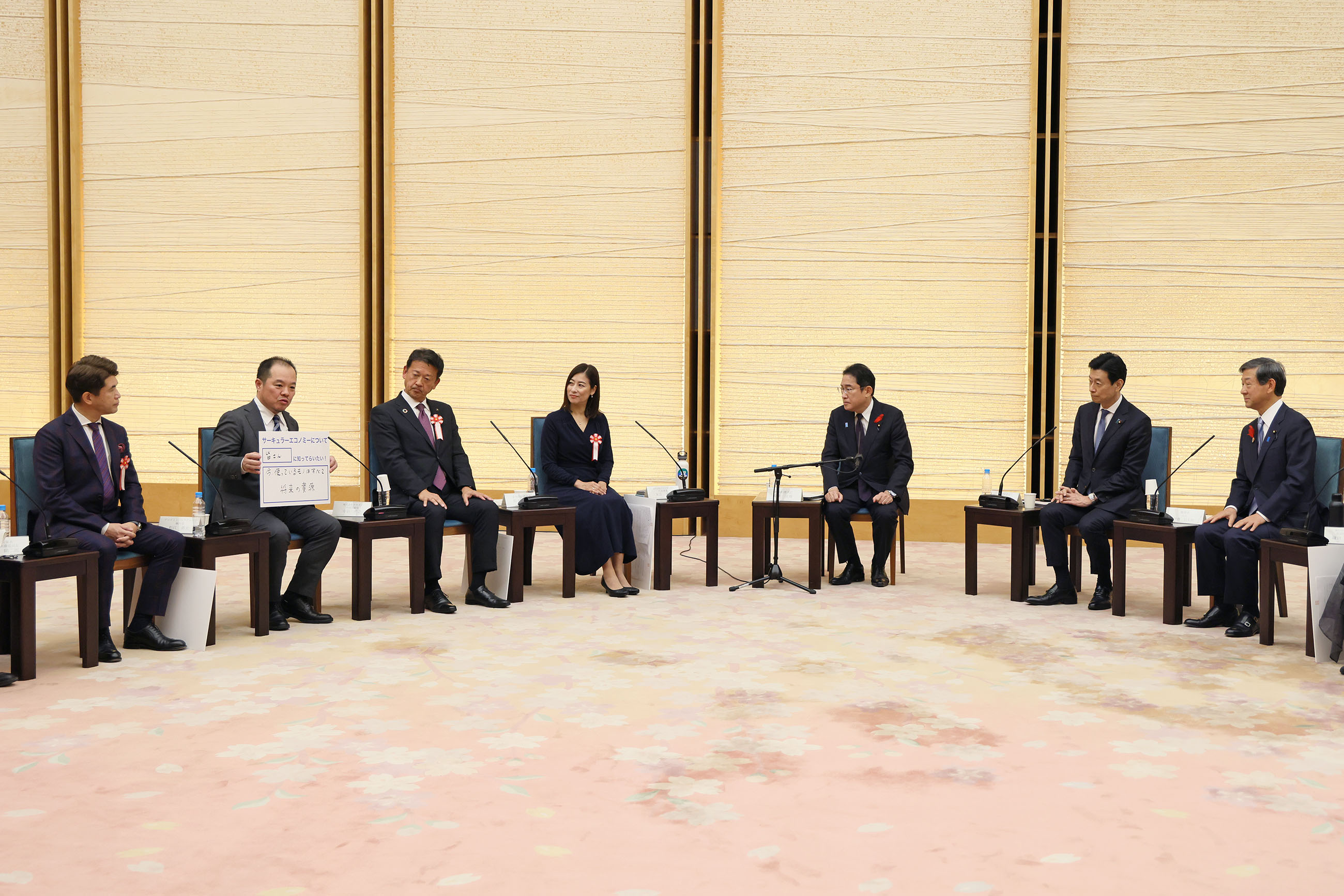 Prime Minister Kishida listening to participants (3)