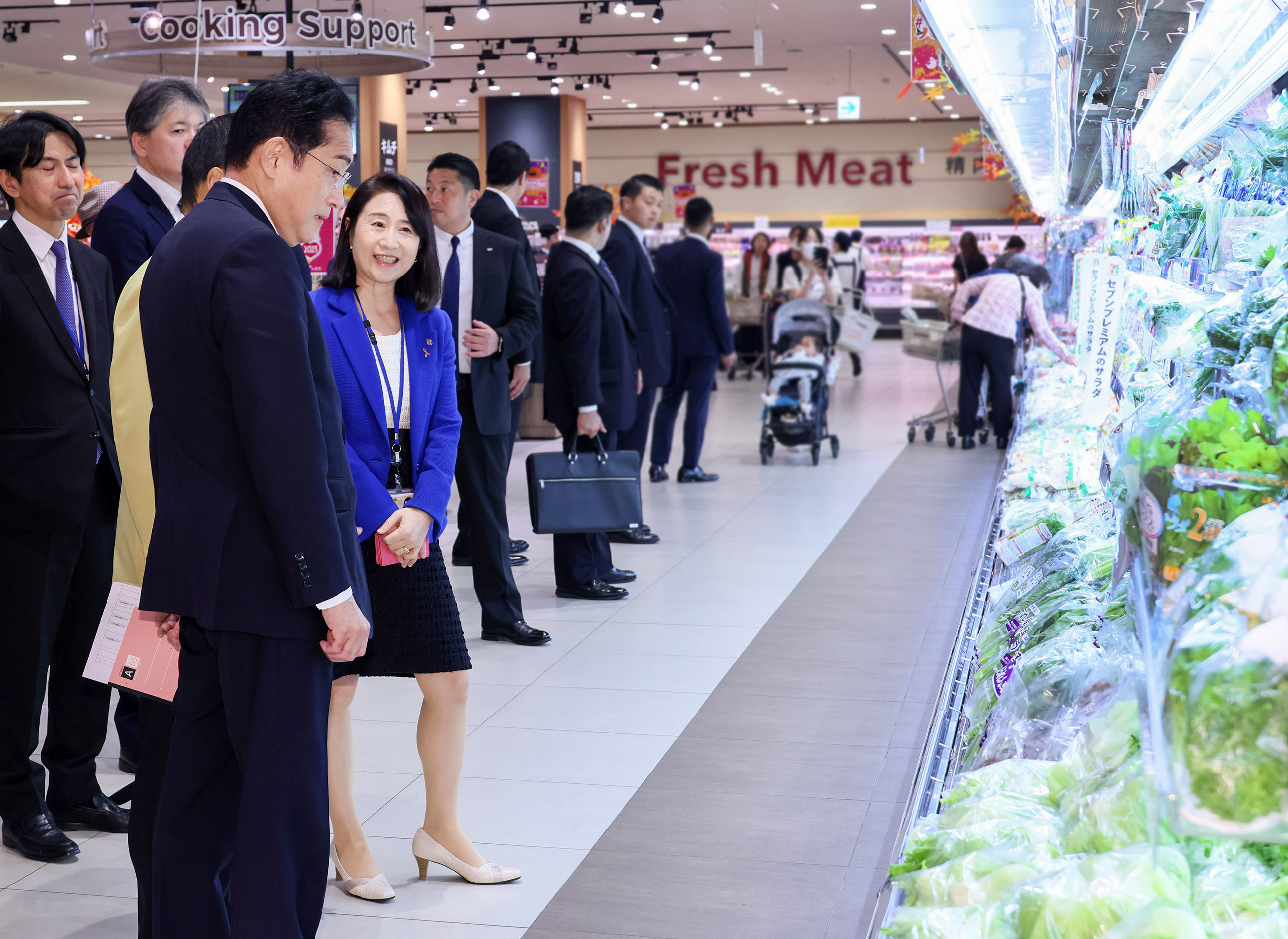 Prime Minister Kishida visiting a supermarket (4)