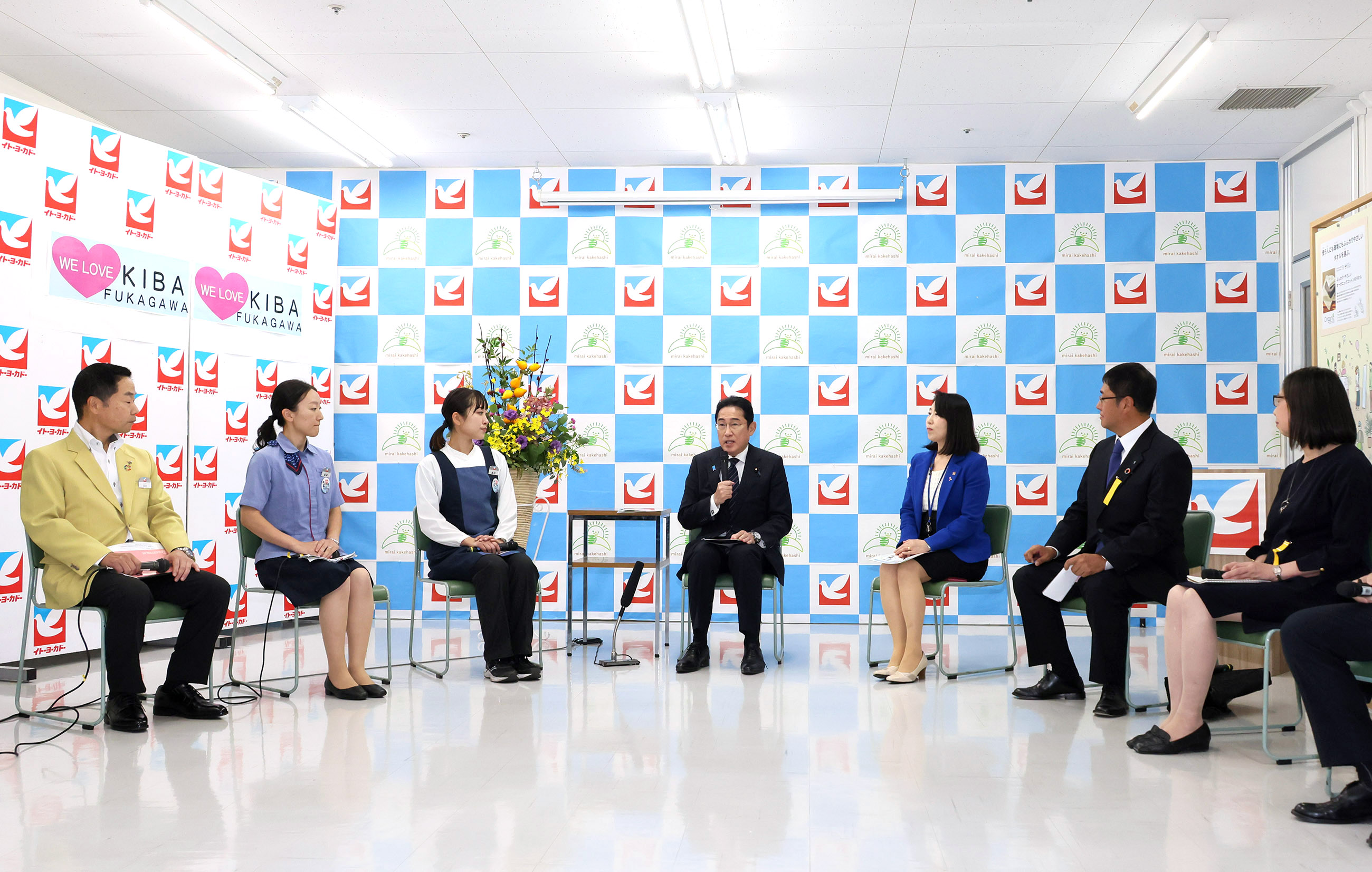 Prime Minister Kishida speaking at the small group talk (1)
