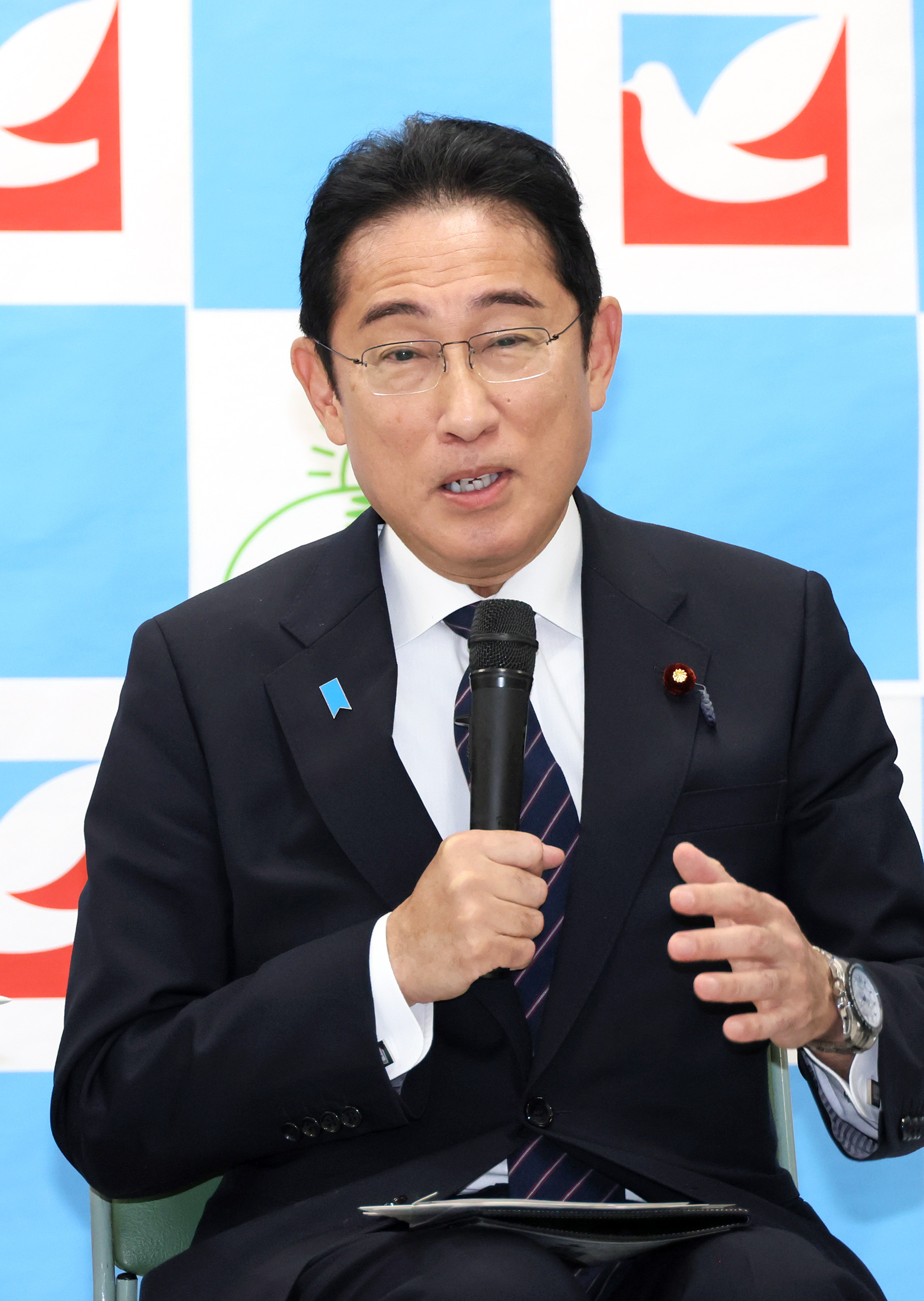 Prime Minister Kishida speaking at the small group talk (2)