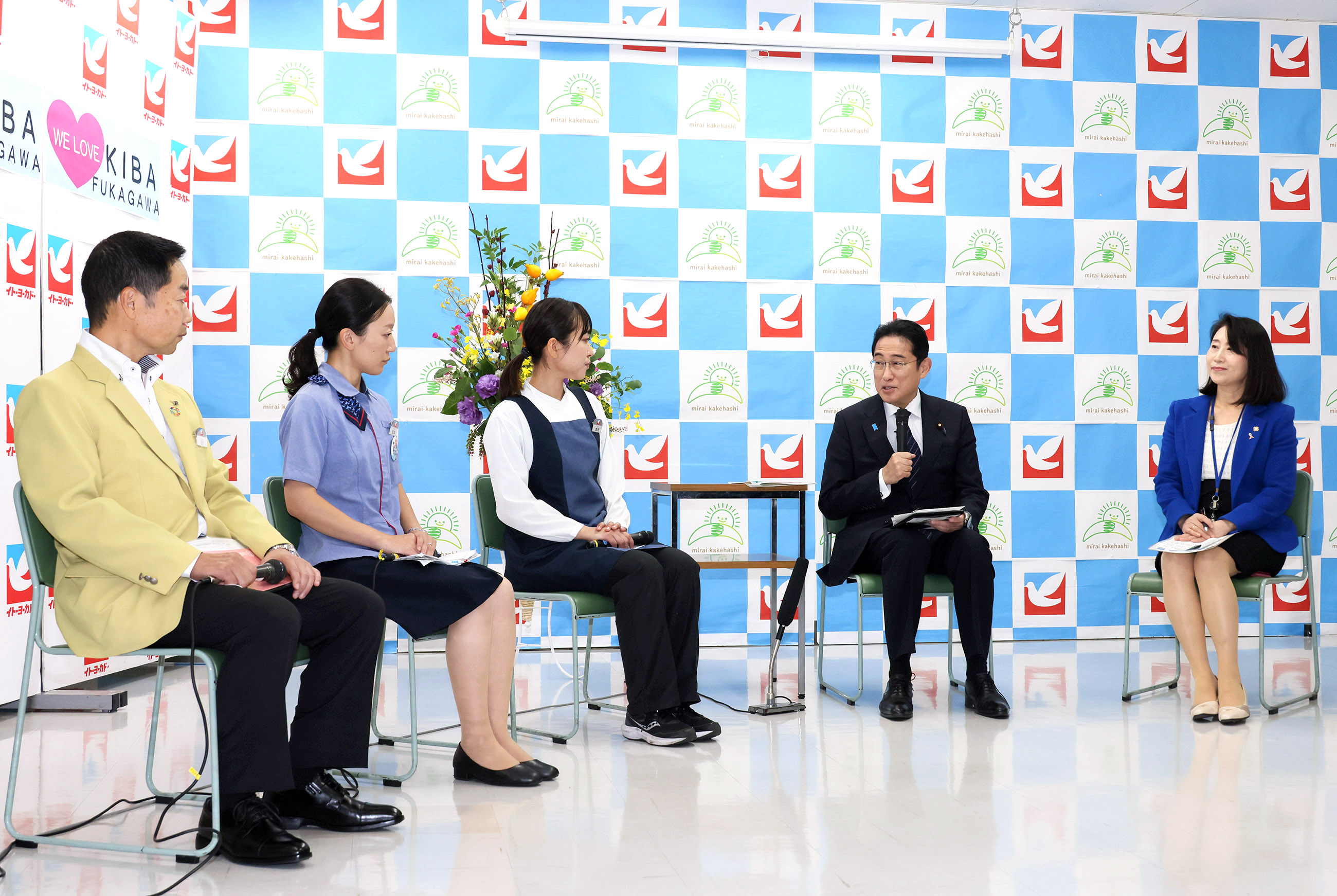 Prime Minister Kishida speaking at the small group talk (3)