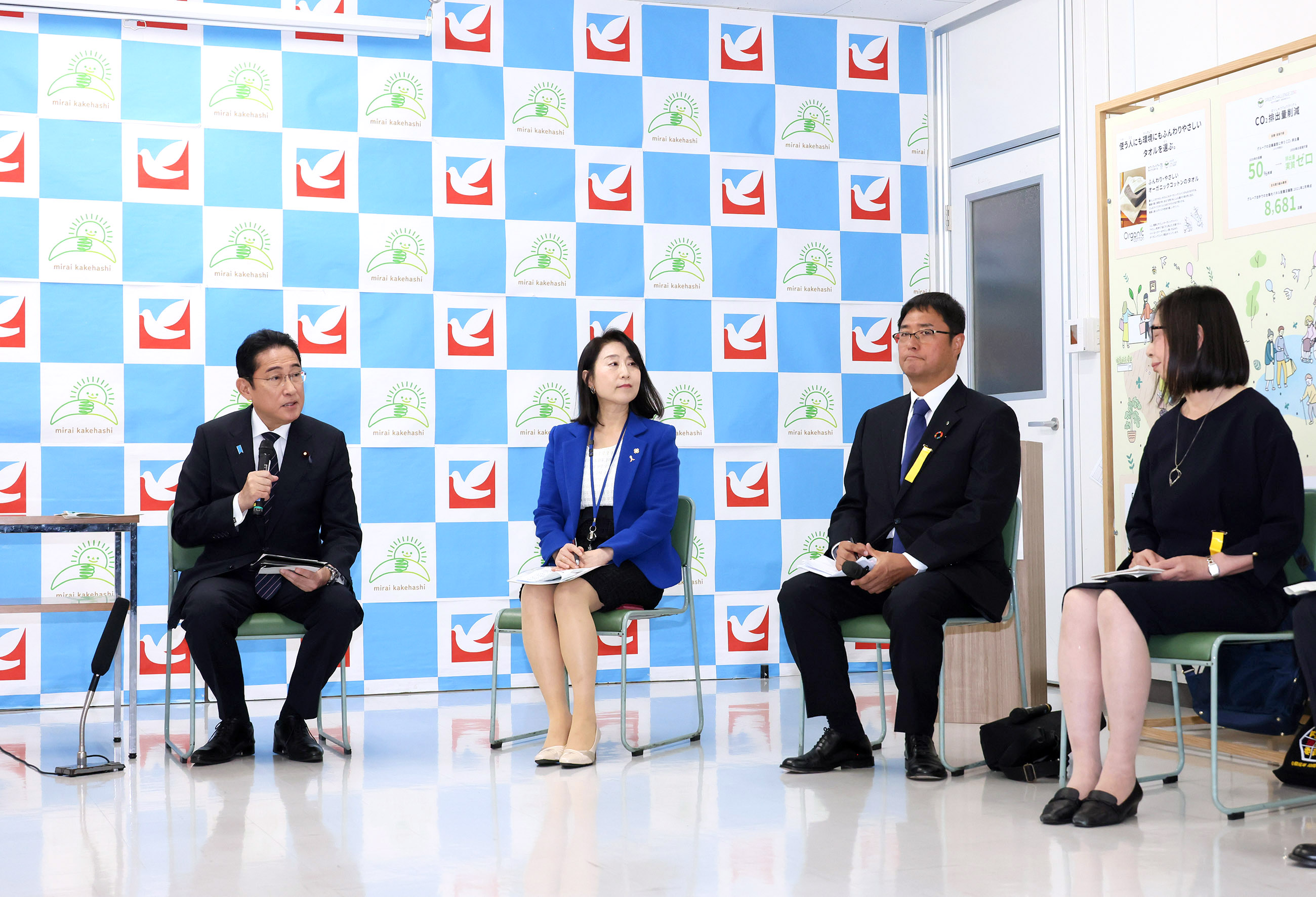 Prime Minister Kishida speaking at the small group talk (4)