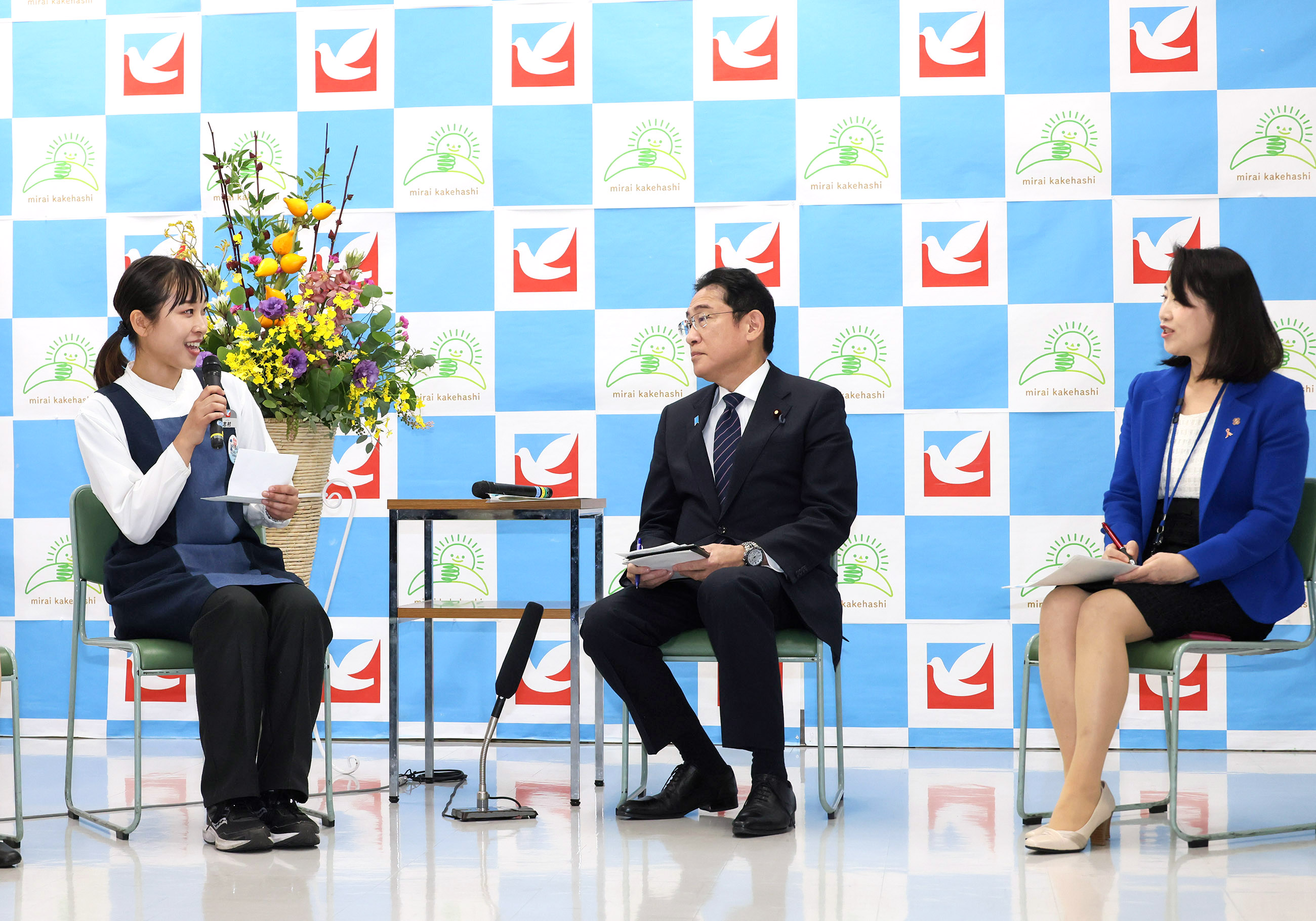 Prime Minister Kishida listening to participants