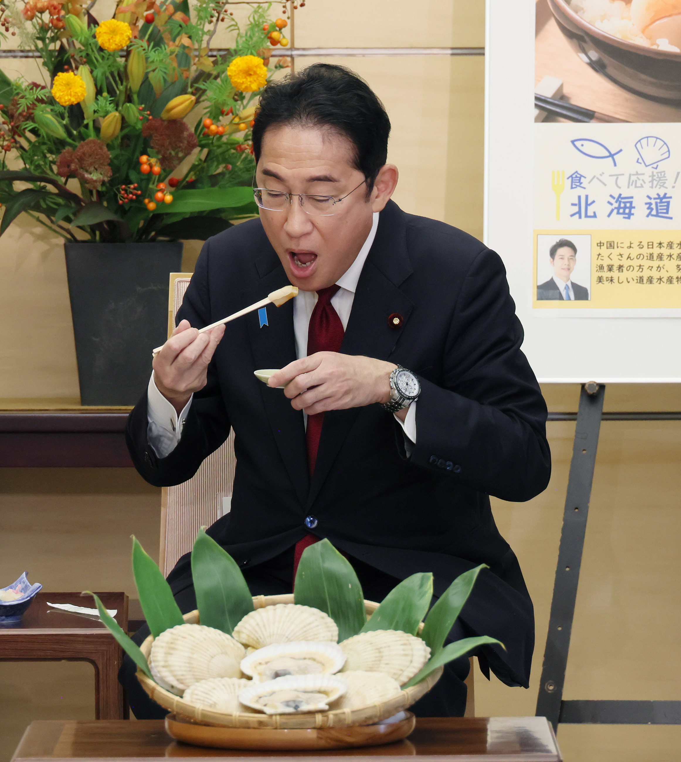 Prime Minister Kishida being presented with scallops (2)