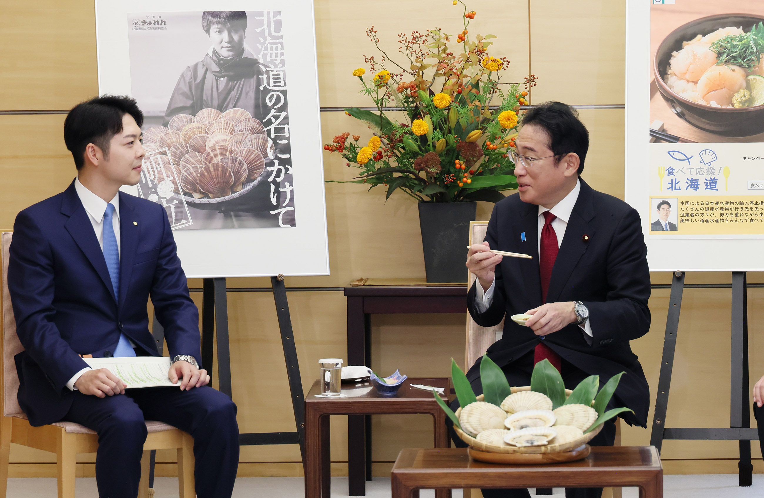 Prime Minister Kishida being presented with scallops (3)