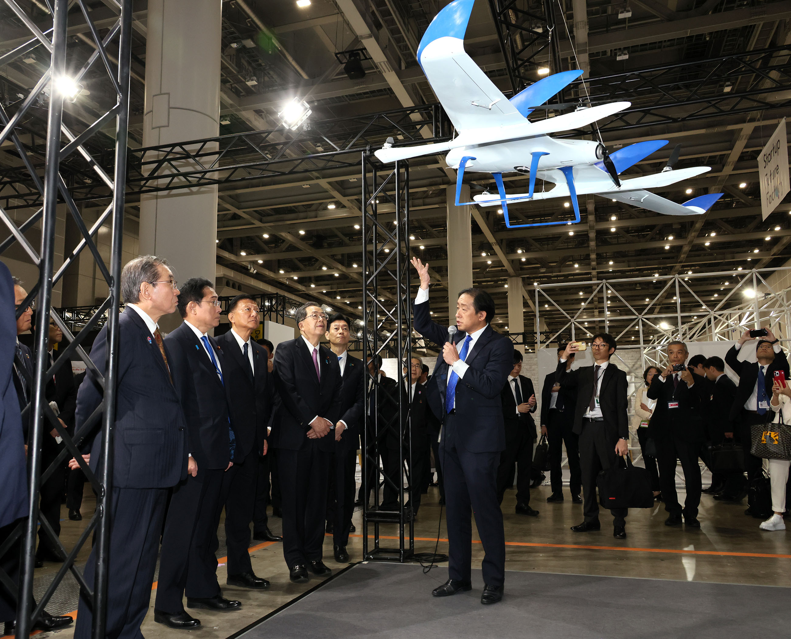 Prime Minister Kishida visiting the Japan Mobility Show (4)