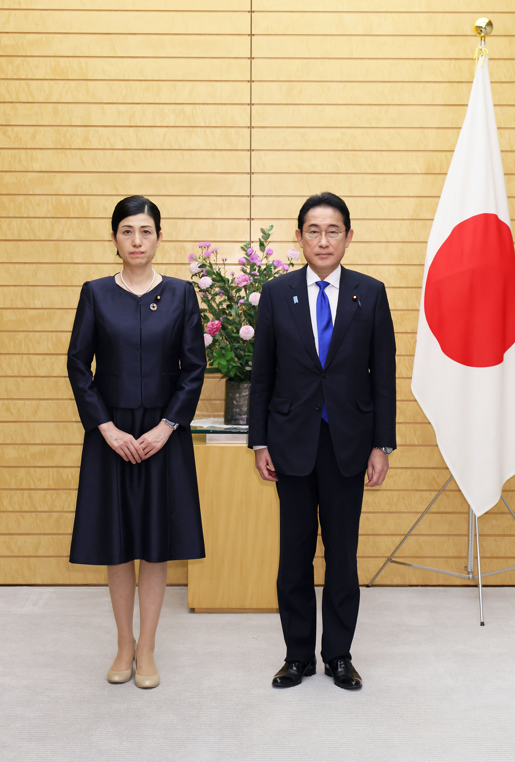 Prime Minister Kishida attending a photograph session with Parliamentary Vice-Minister Honda (2)