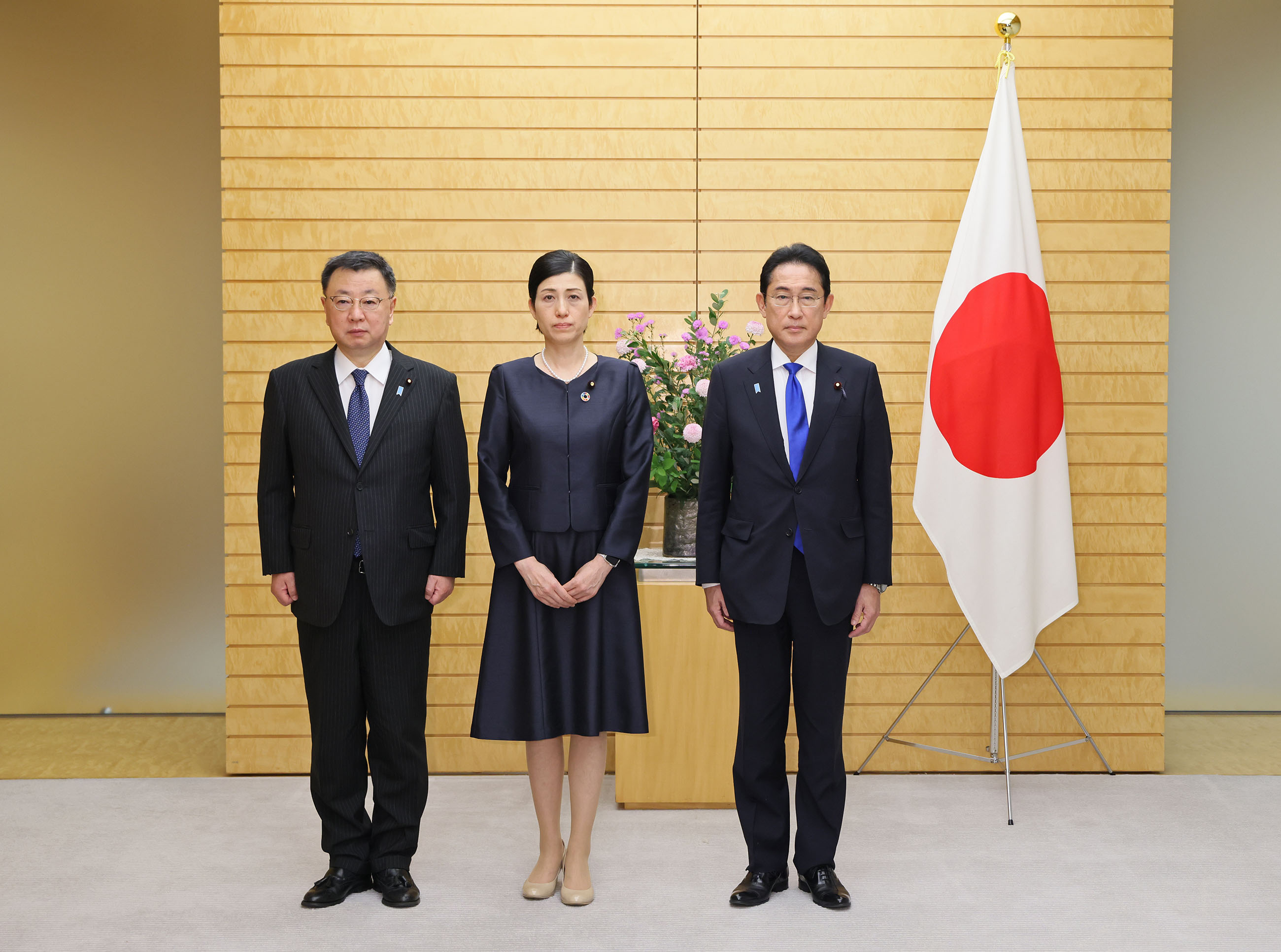 Prime Minister Kishida attending a photograph session with Parliamentary Vice-Minister Honda (3)