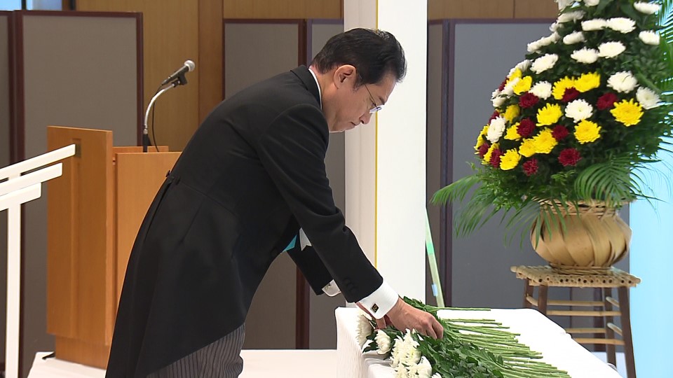 Prime Minister Kishida offering a flower