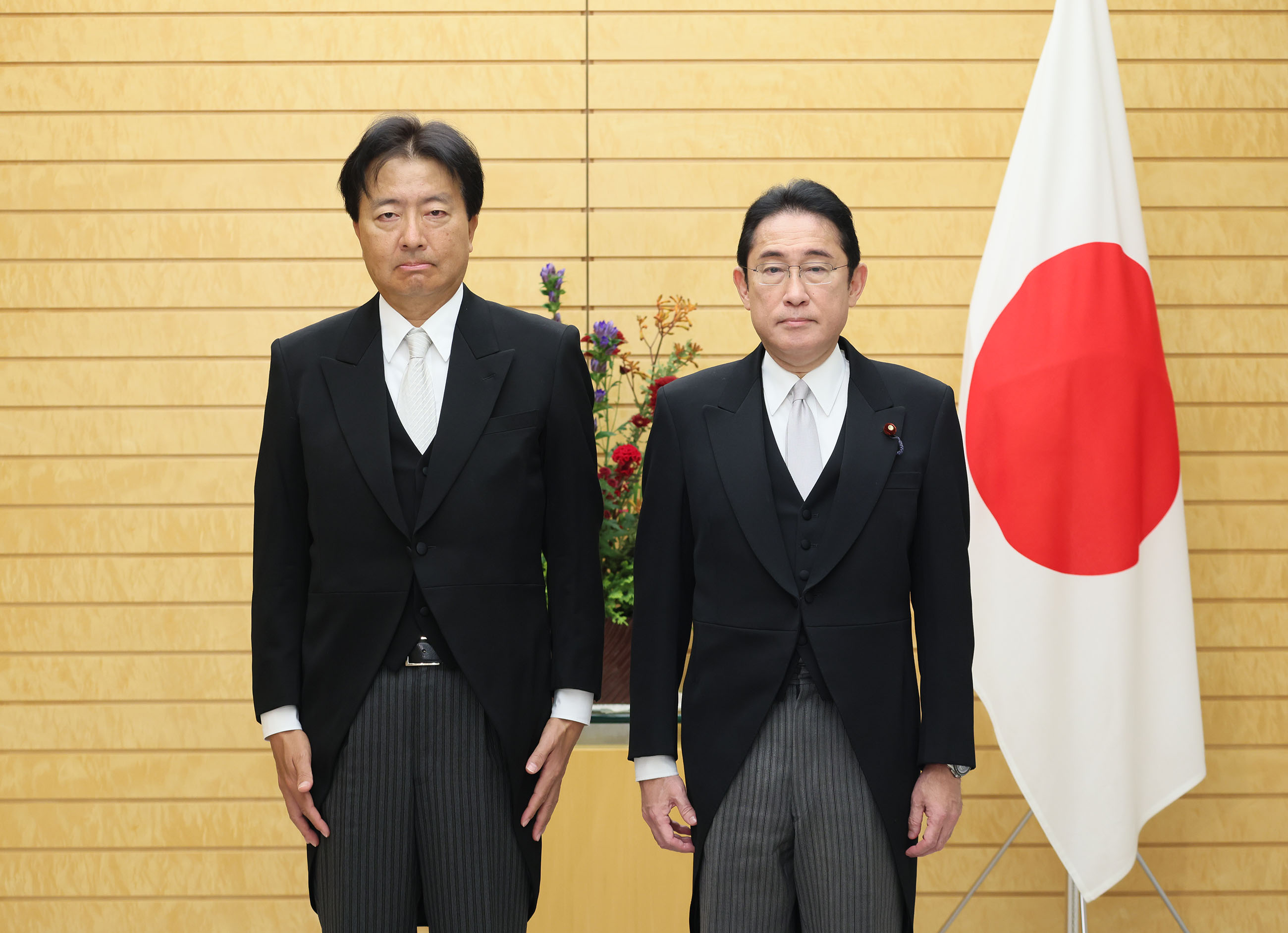 Prime Minister Kishida attending a photograph session with State Minister Kadoyama (1)