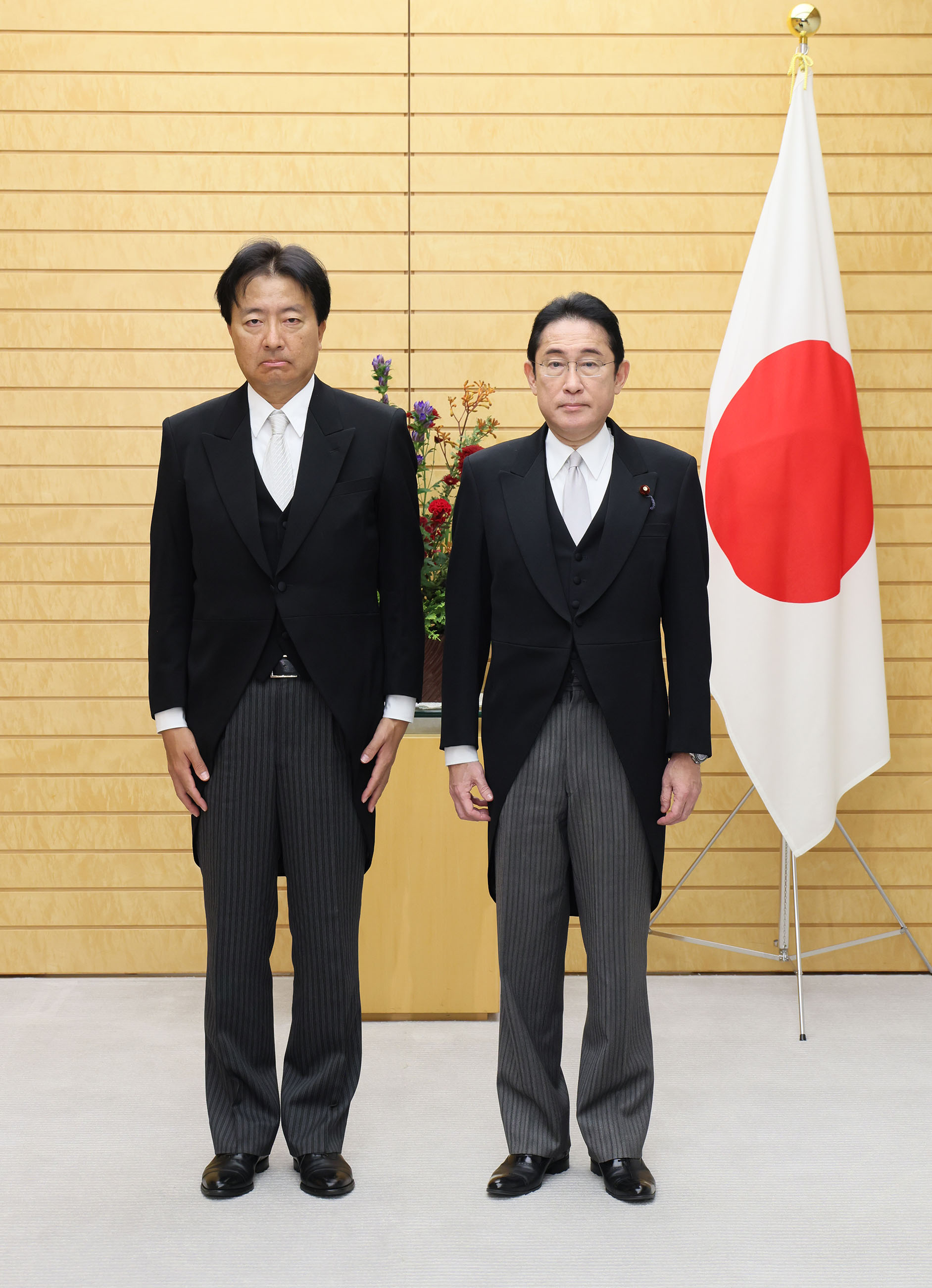 Prime Minister Kishida attending a photograph session with State Minister Kadoyama (2)