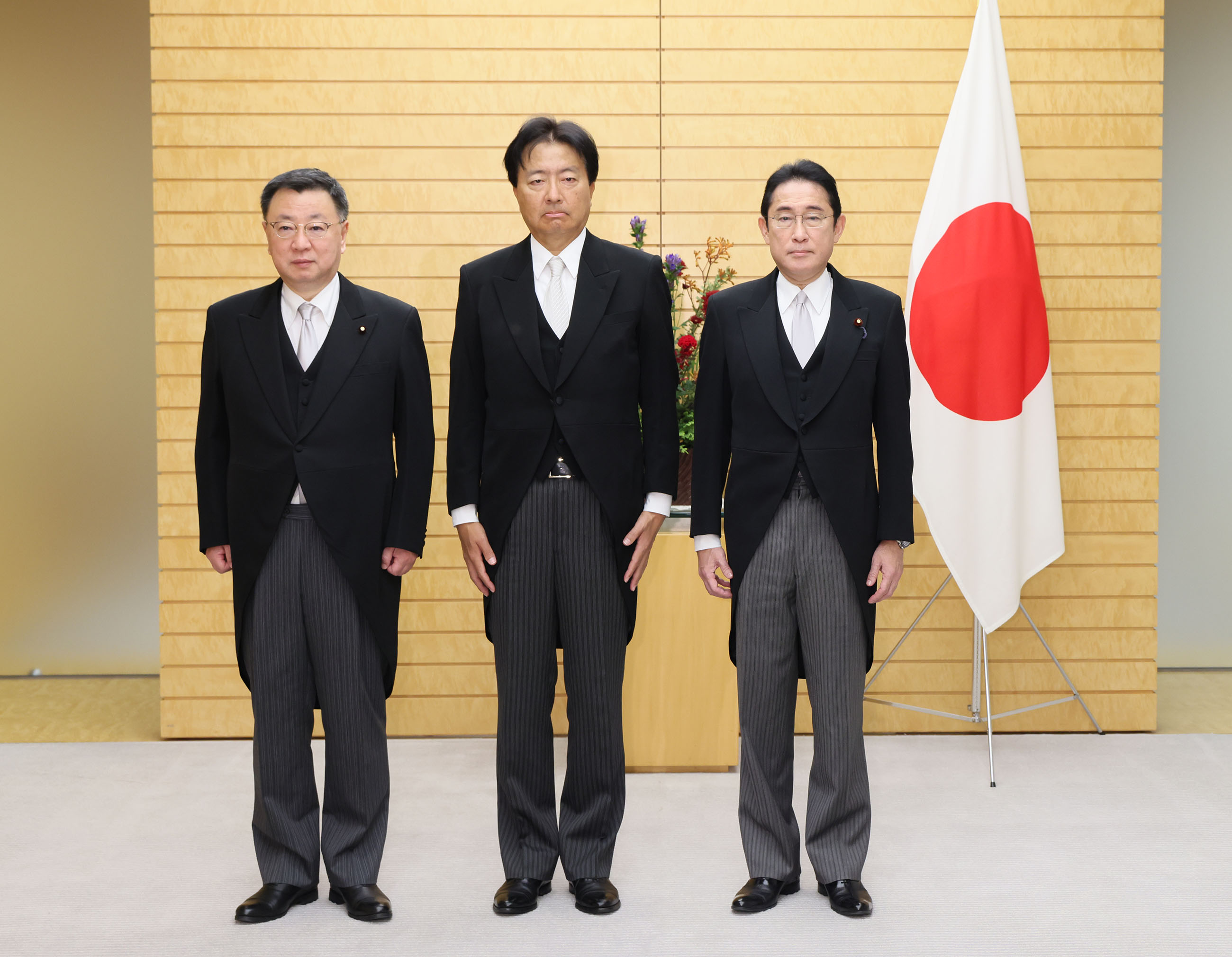 Prime Minister Kishida attending a photograph session with State Minister Kadoyama (3)