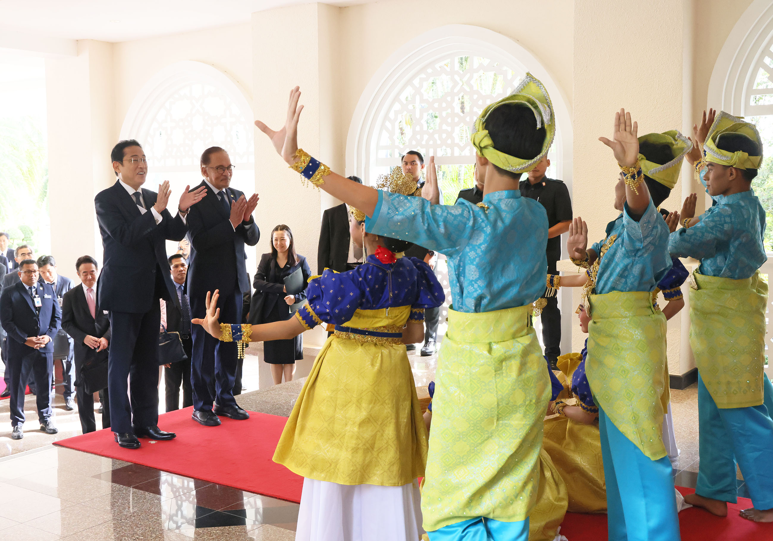 Prime Minister Kishida watching a traditional dance performance