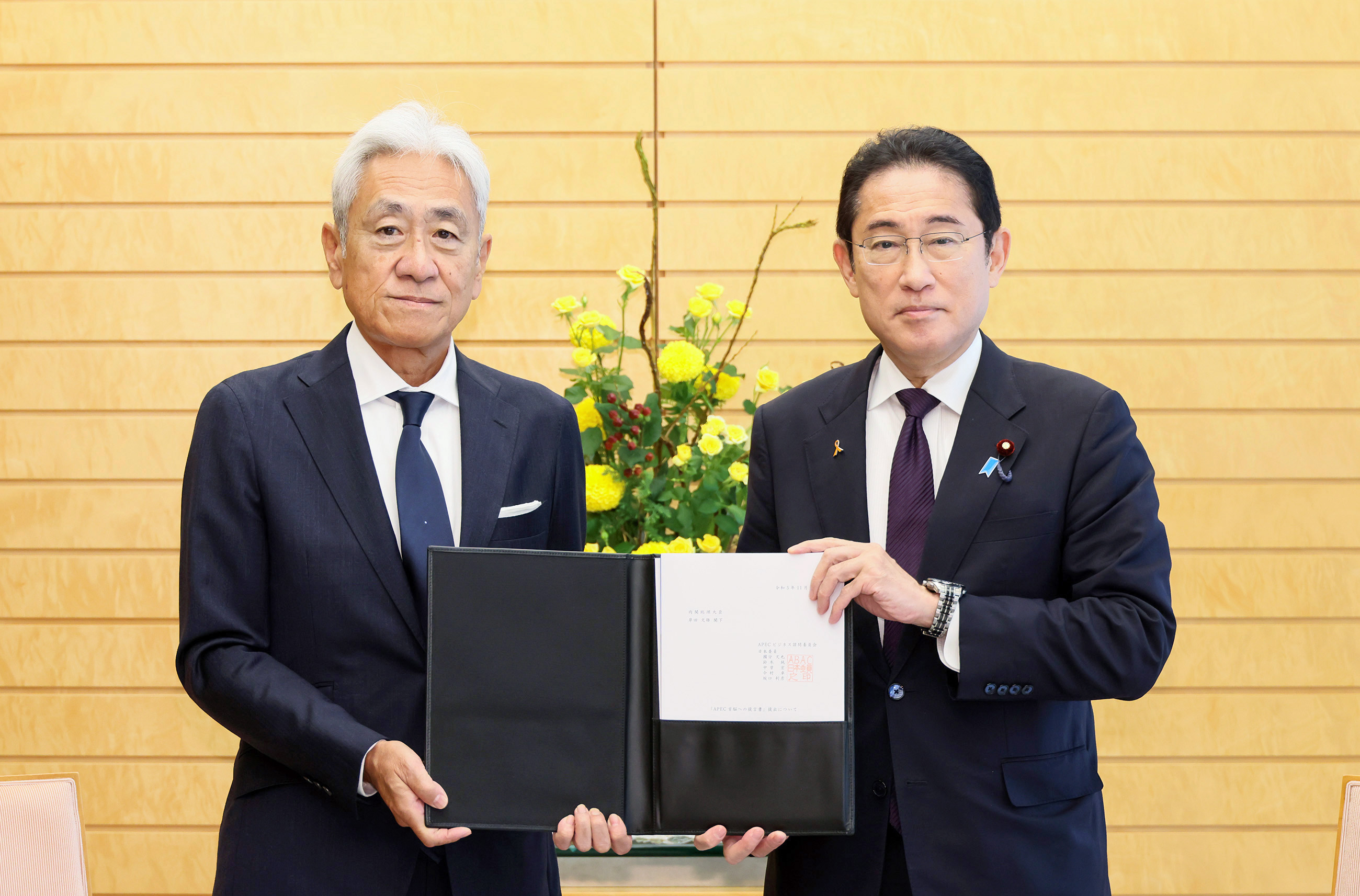 Prime Minister Kishida receiving a proposal (3)