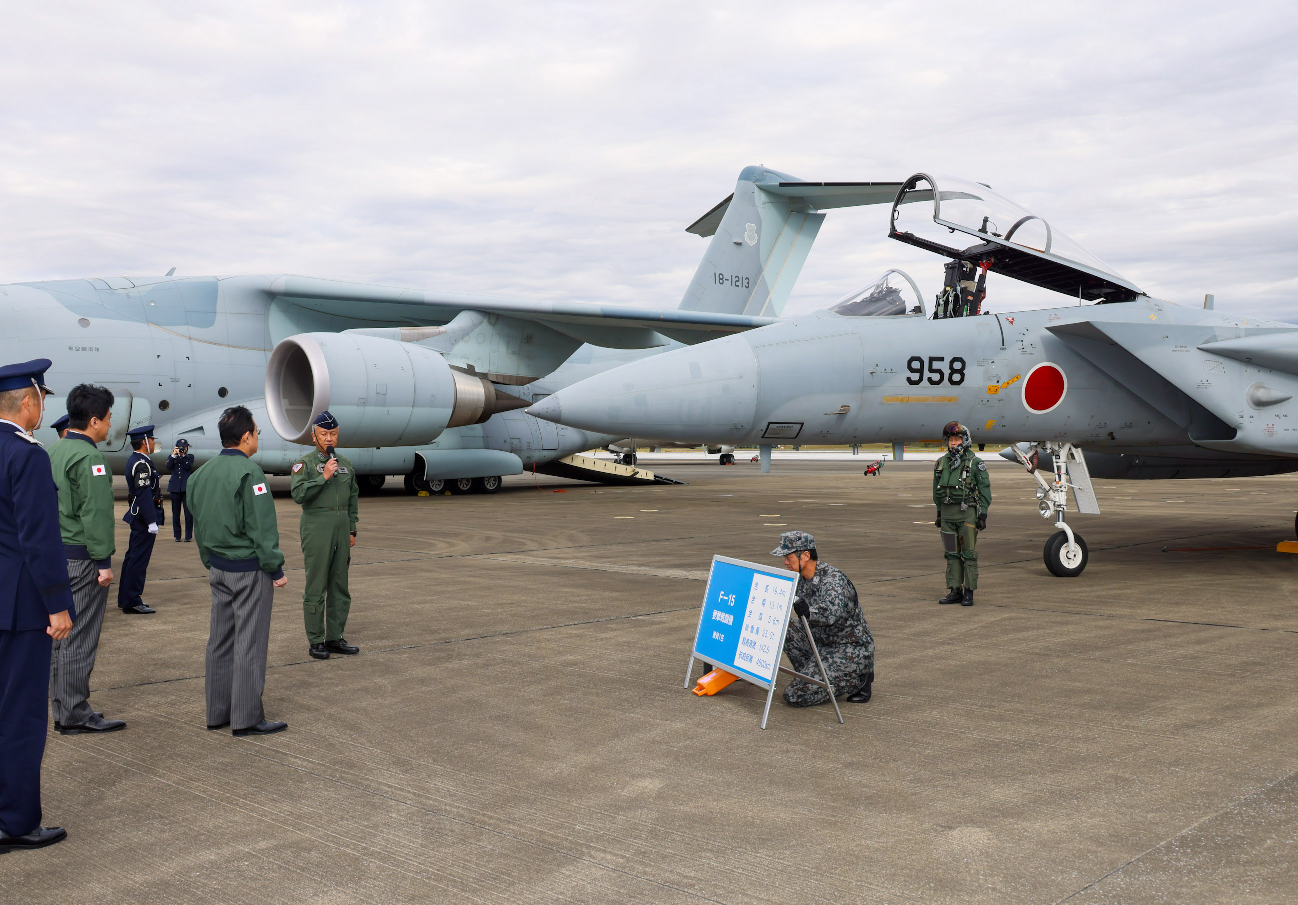 Prime Minister Kishida observing the base (4)