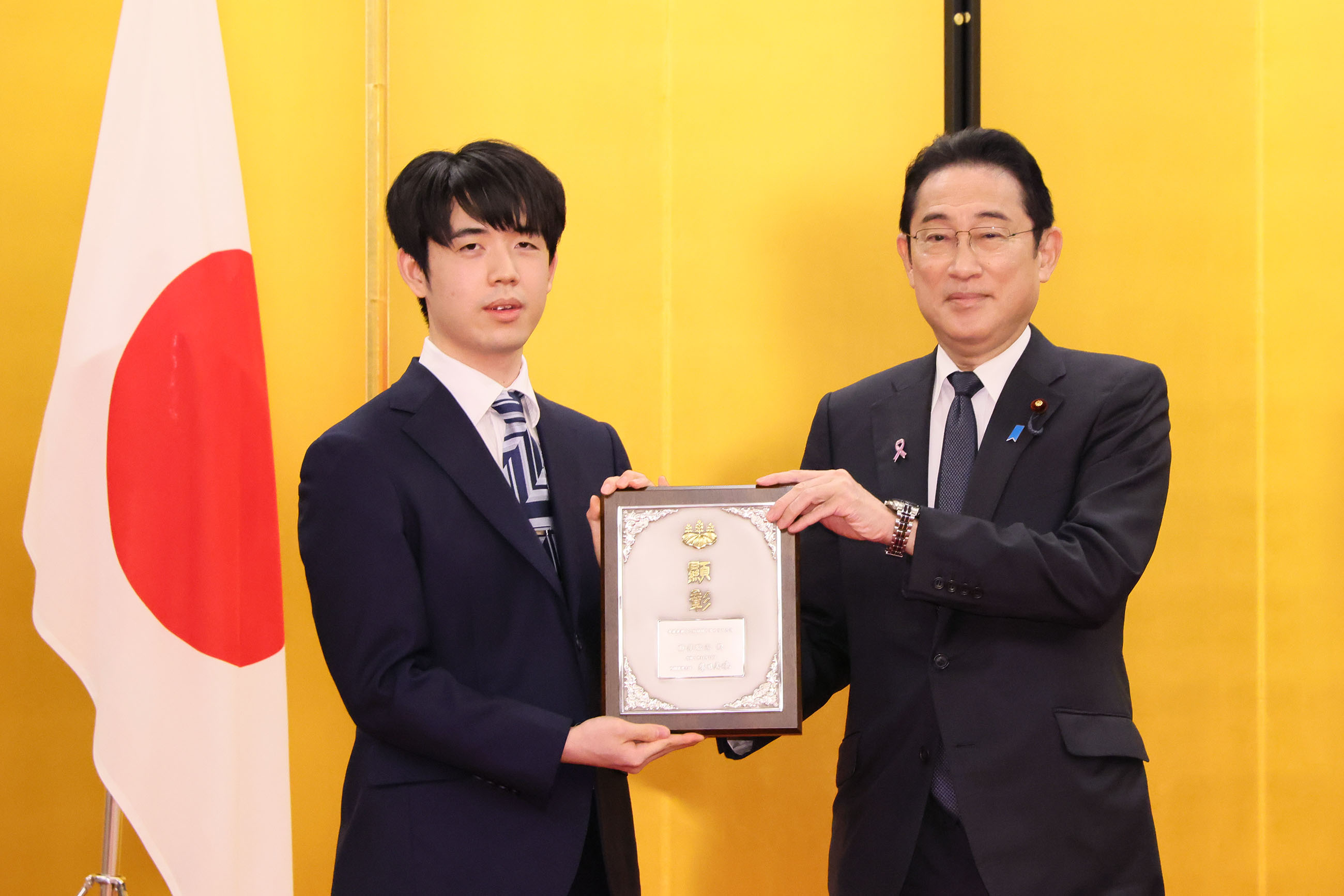 Prime Minister Kishida presenting a shield (1)