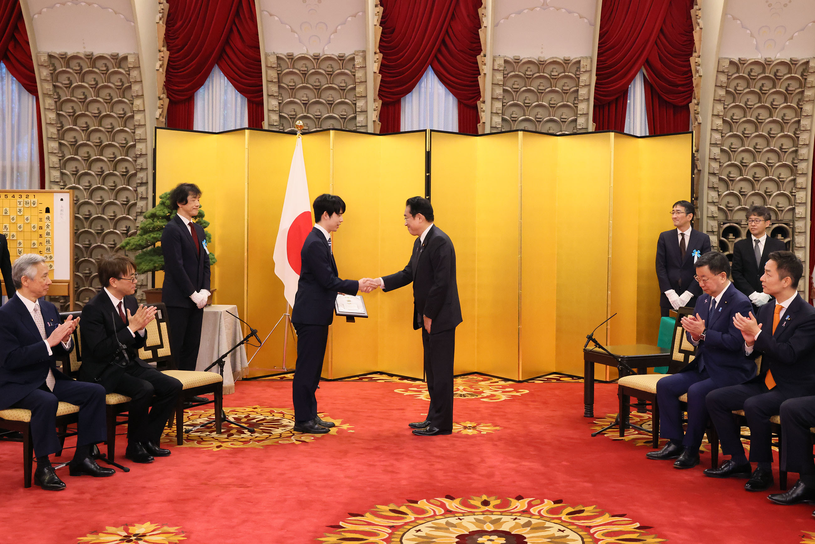 Prime Minister Kishida presenting a shield (3)