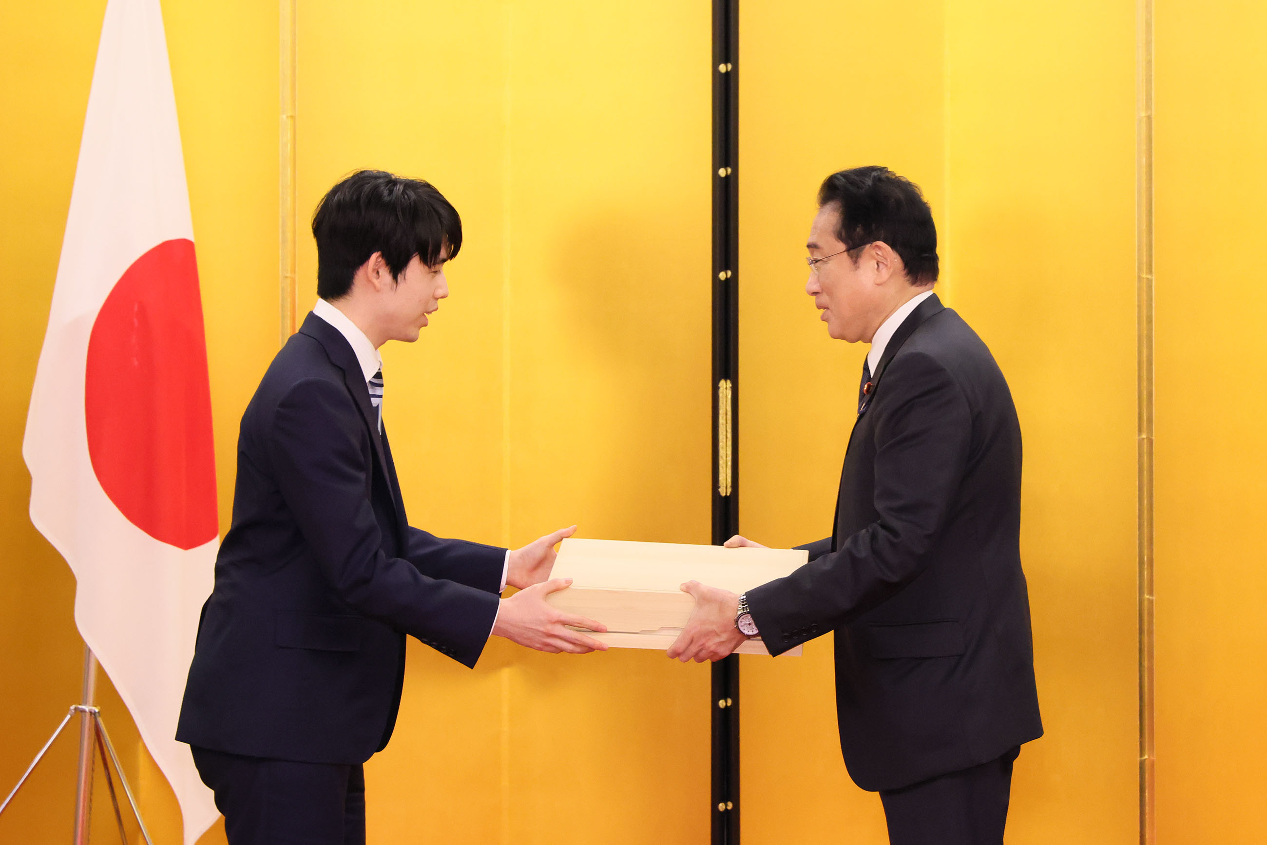 Prime Minister Kishida receiving a gift in return (1)