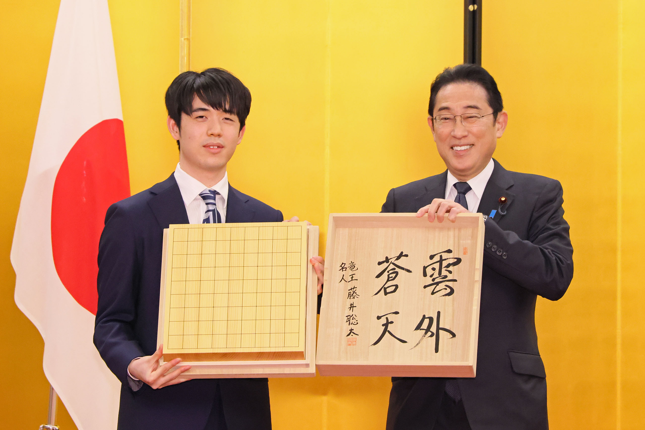 Prime Minister Kishida receiving a gift in return (2)
