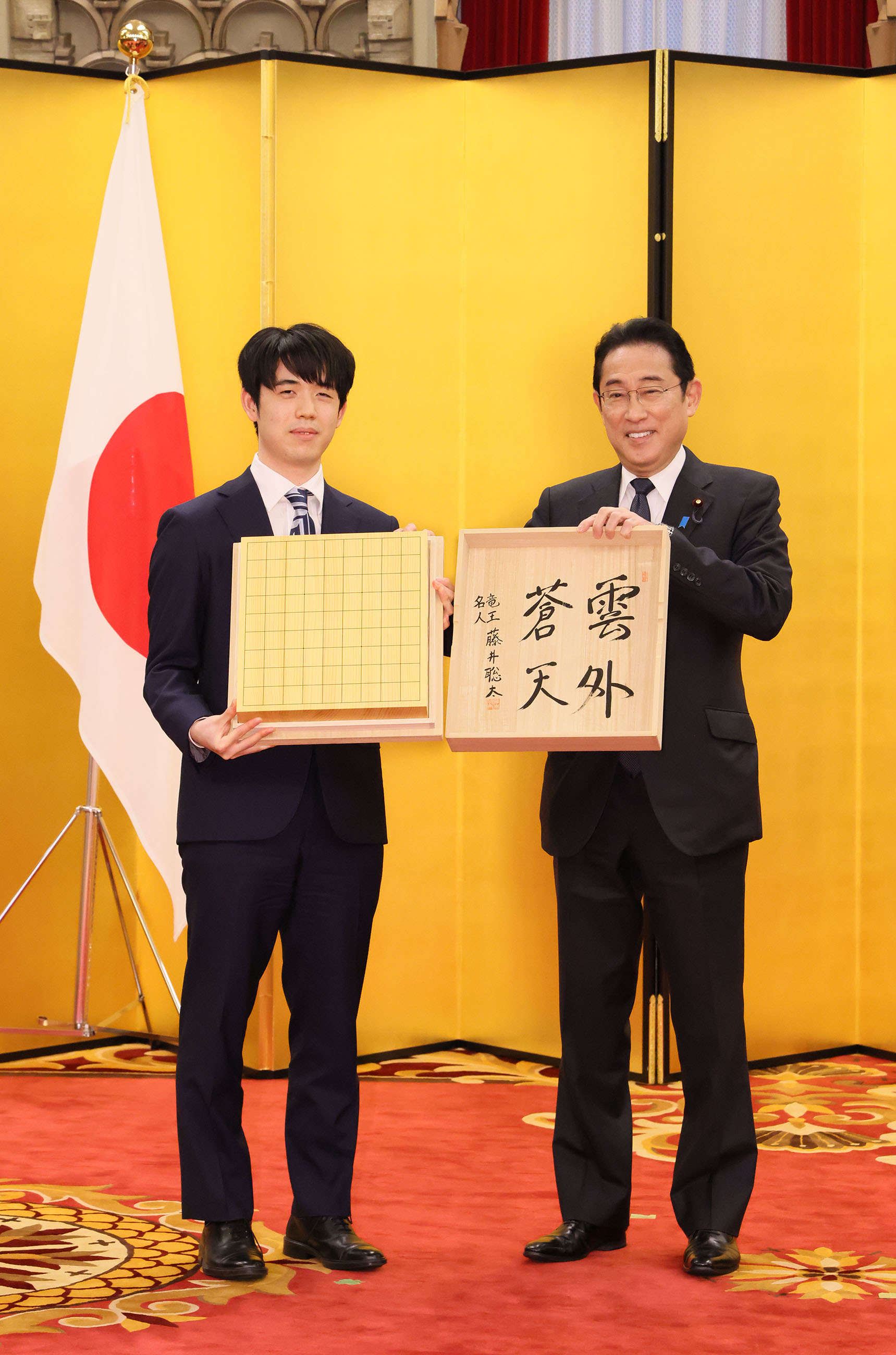 Prime Minister Kishida receiving a gift in return (3)