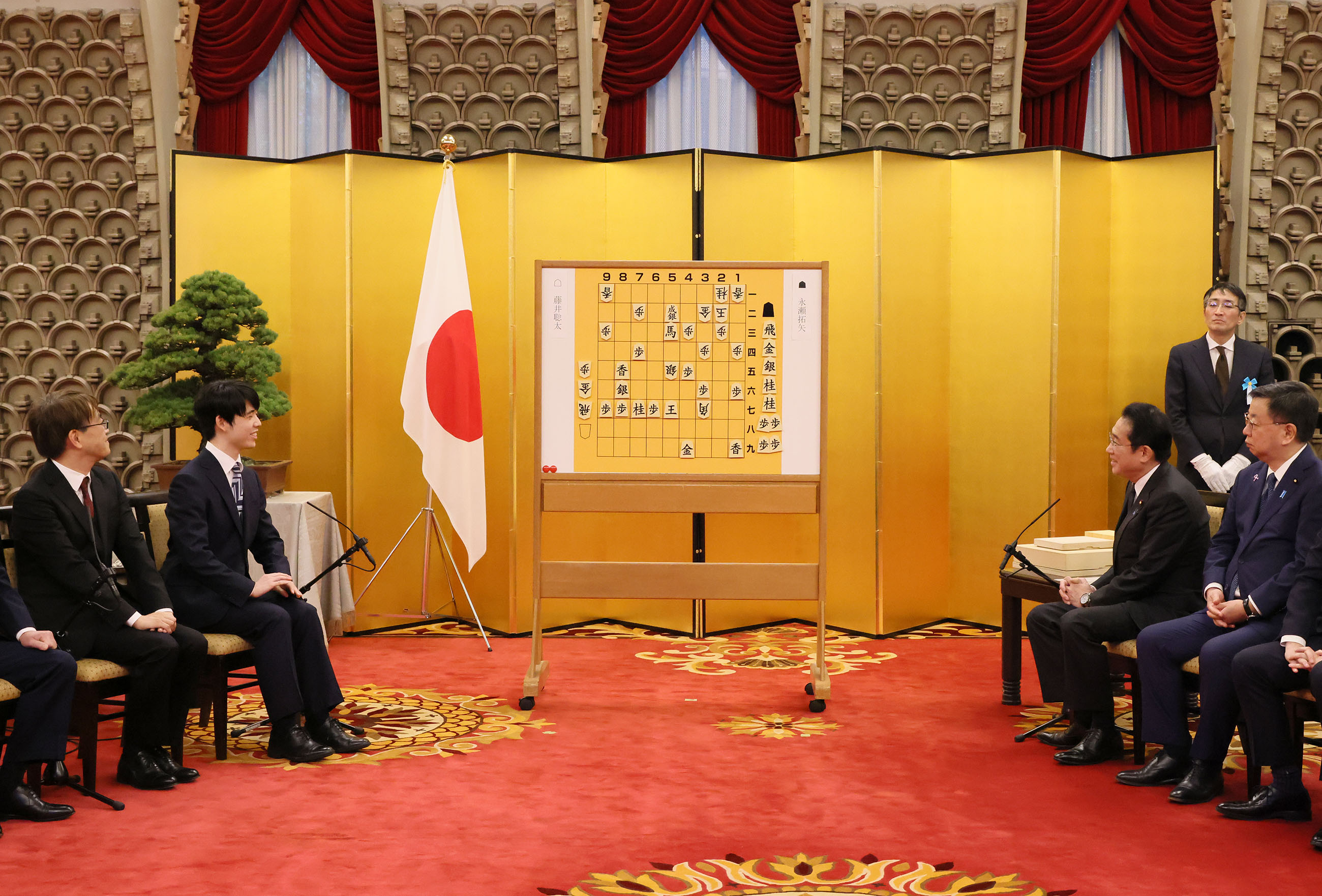 Prime Minister Kishida conversing with the award recipient (2)