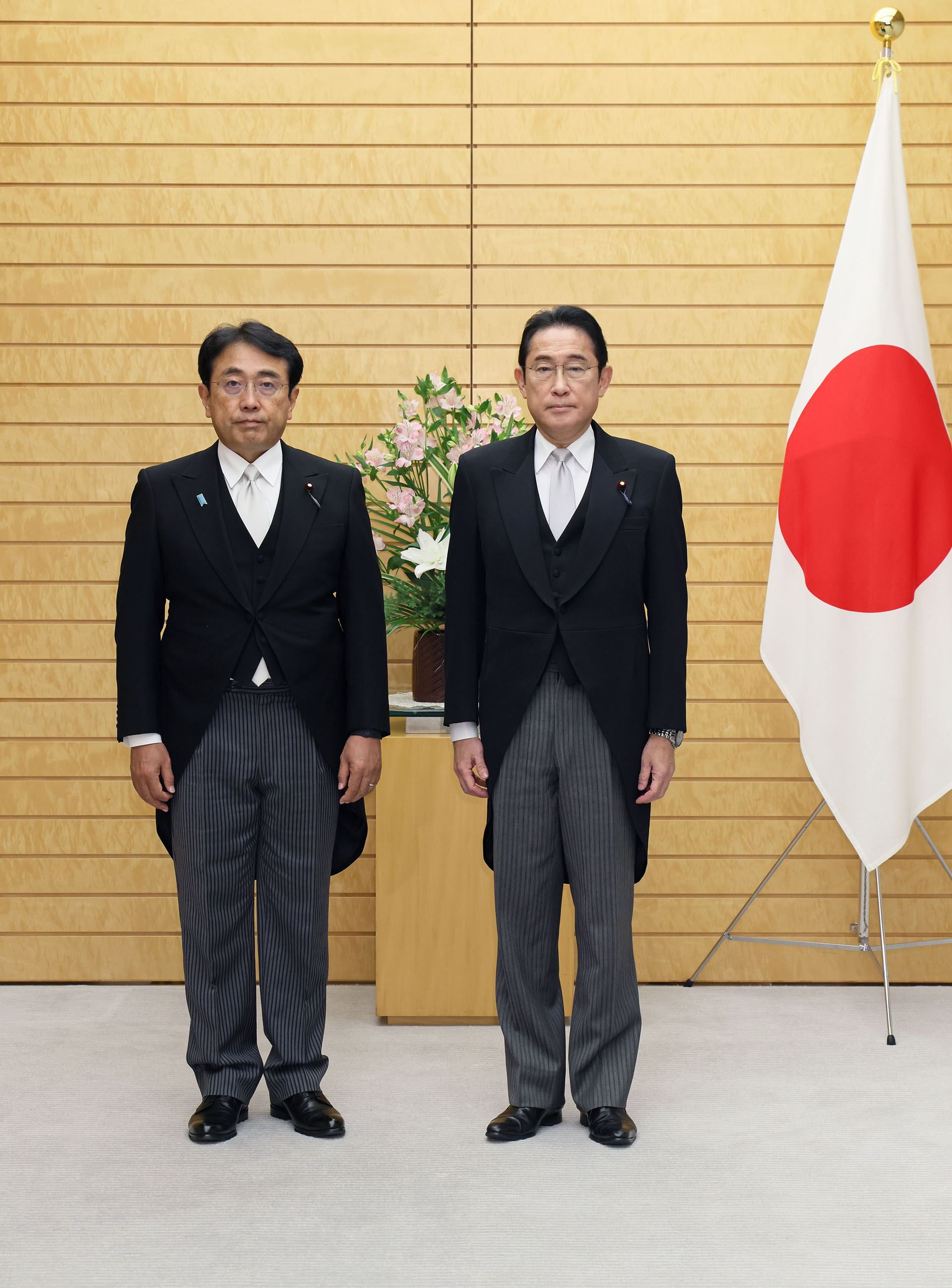 Prime Minister Kishida attending a photograph session with State Minister Akazawa (2)