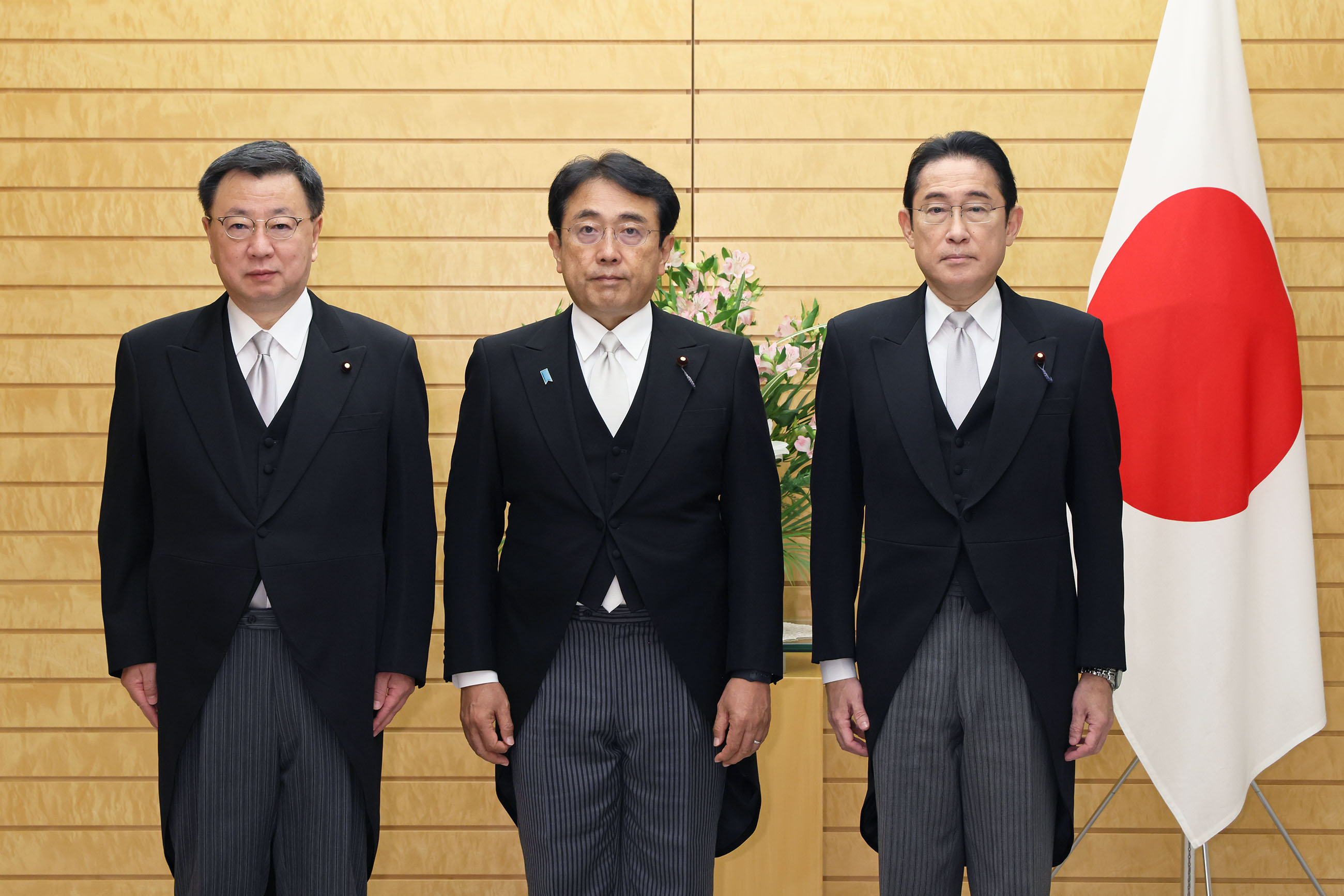 Prime Minister Kishida attending a photograph session with State Minister Akazawa (3)