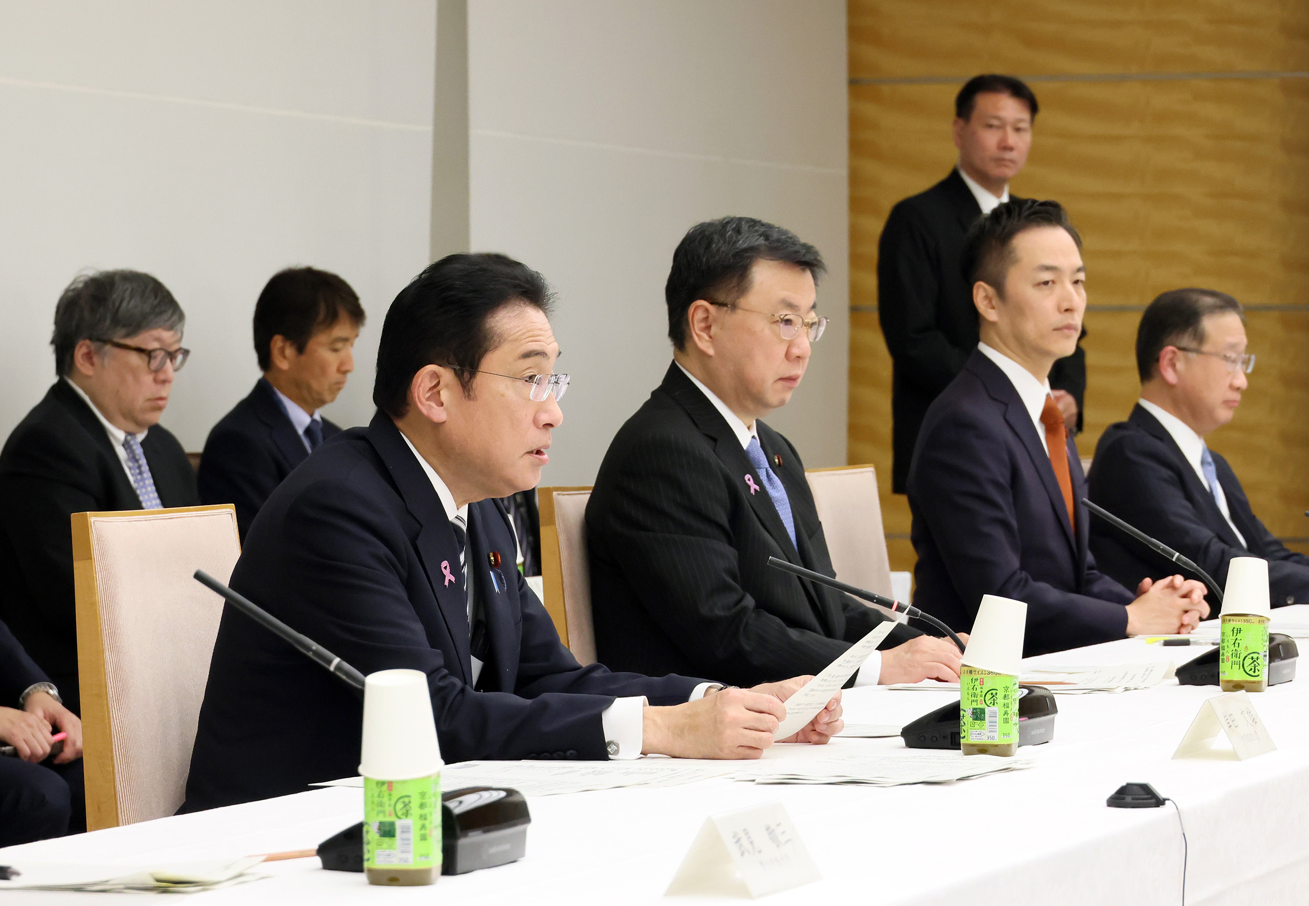 Prime Minister Kishida wrapping up an exchange of views (2)