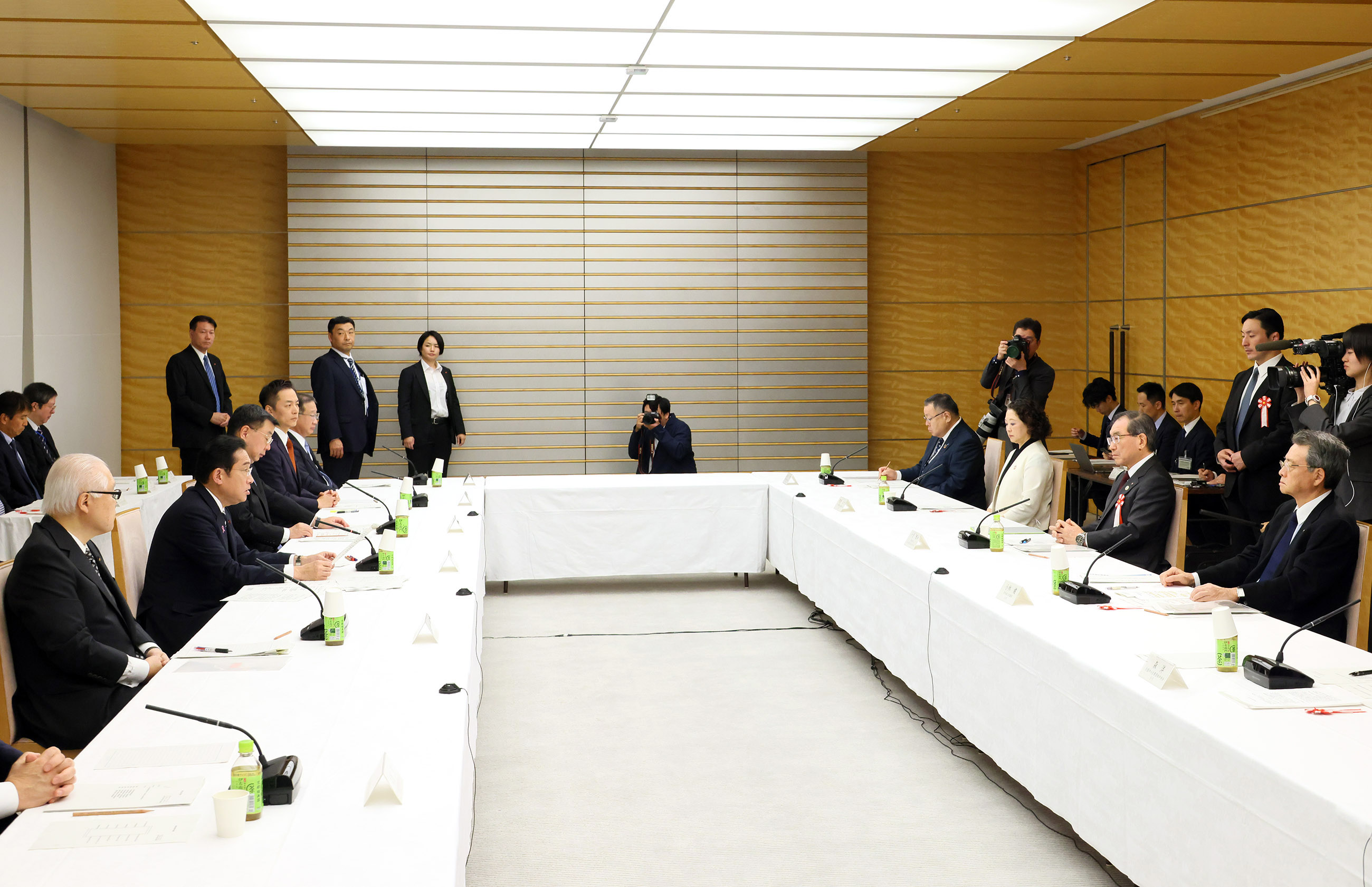 Prime Minister Kishida wrapping up an exchange of views (3)