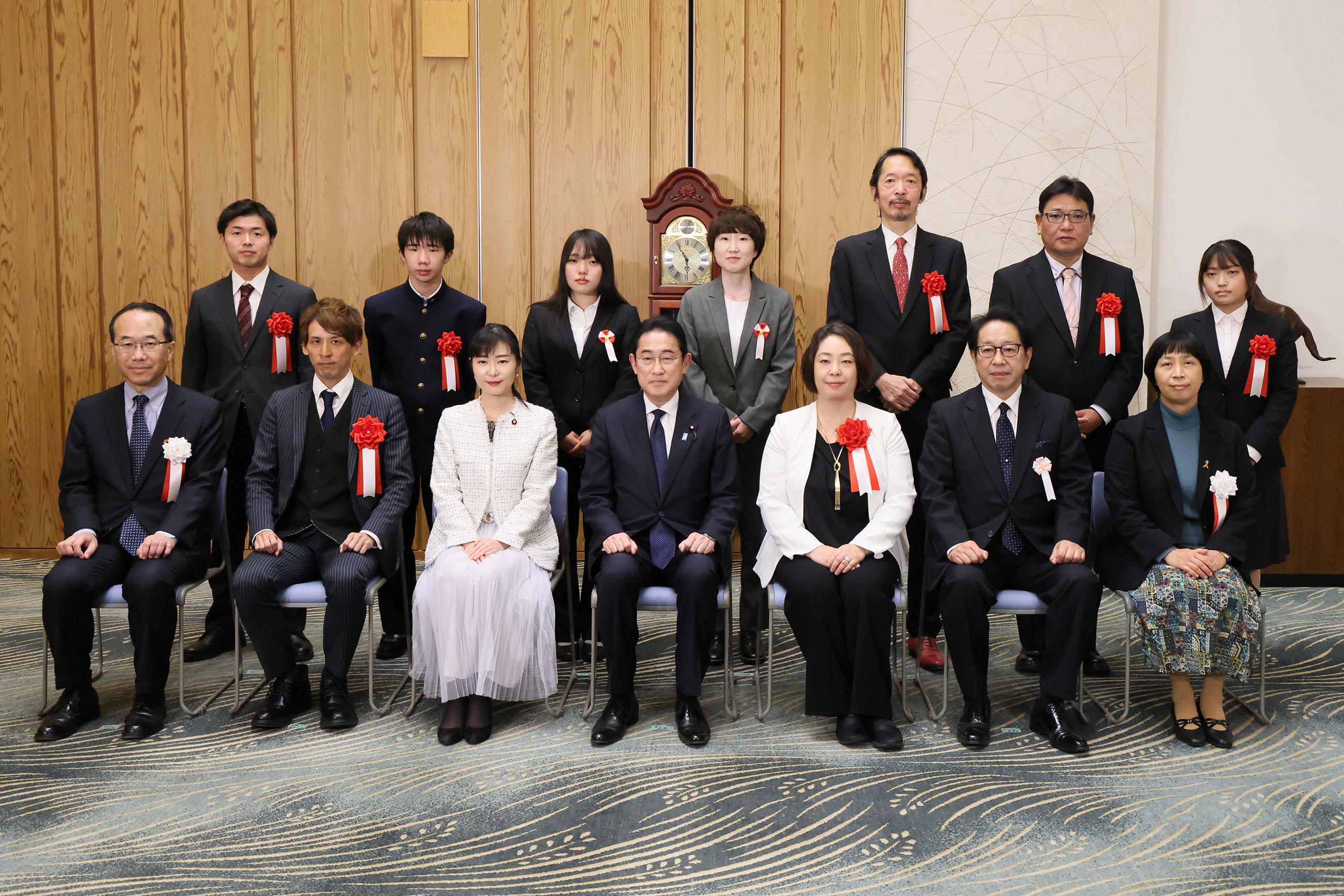 Commemorative photo session with the award recipients