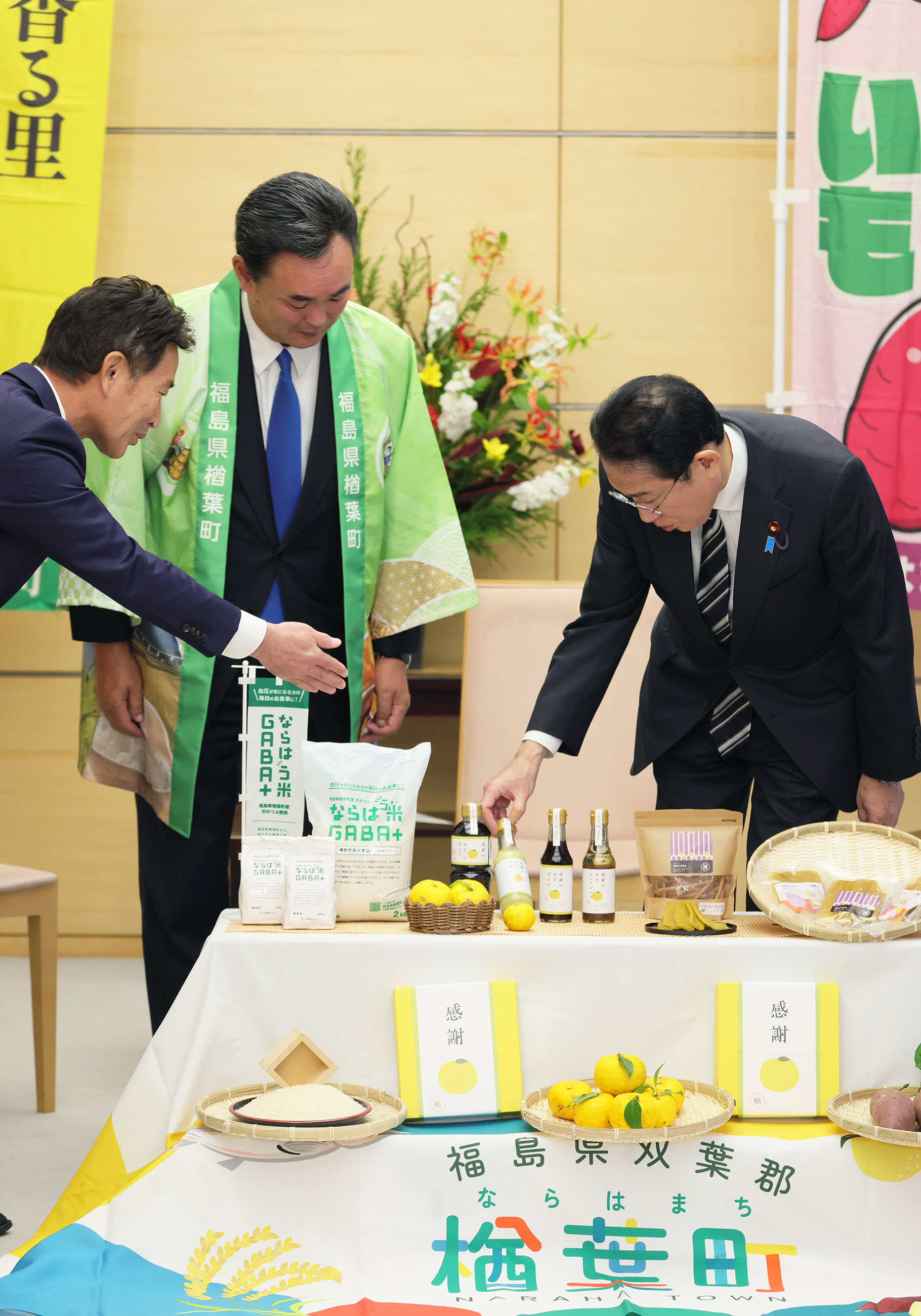 Prime Minister Kishida being presented with sixth industry products (2)